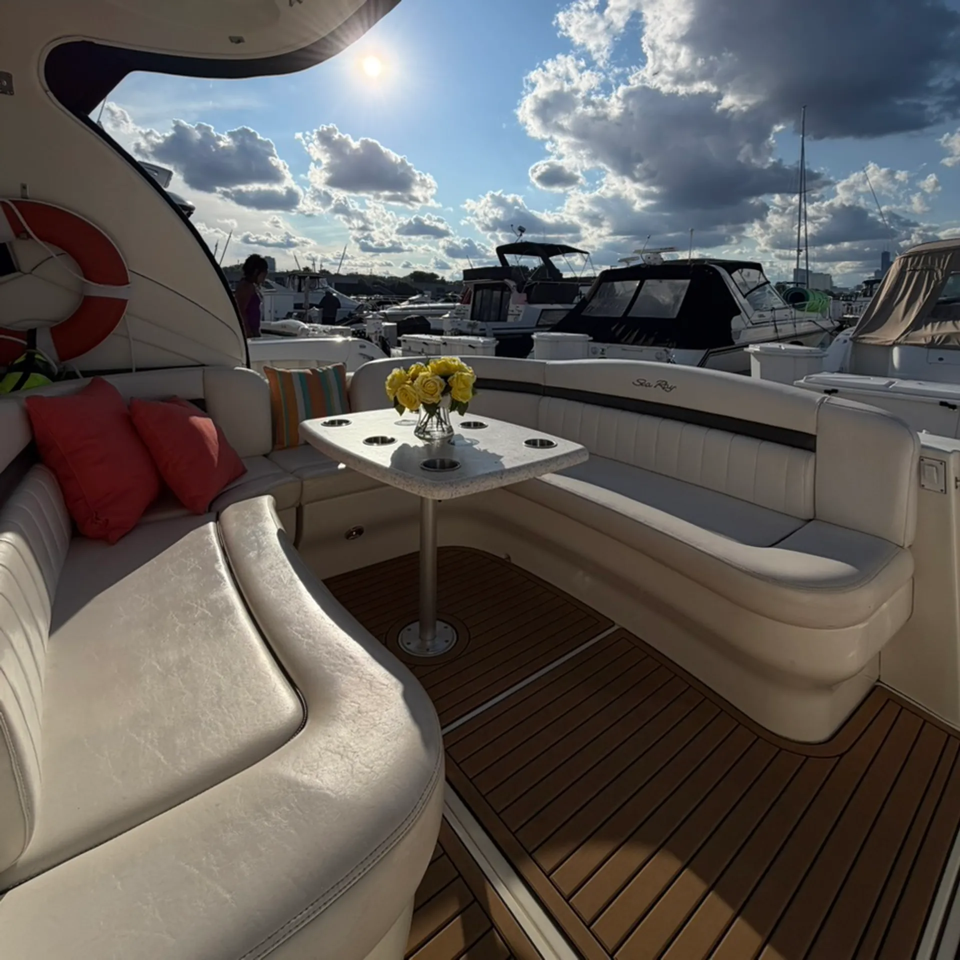 Sea Ray Boats 390 Sundancer in Chicago, IL — photo 5