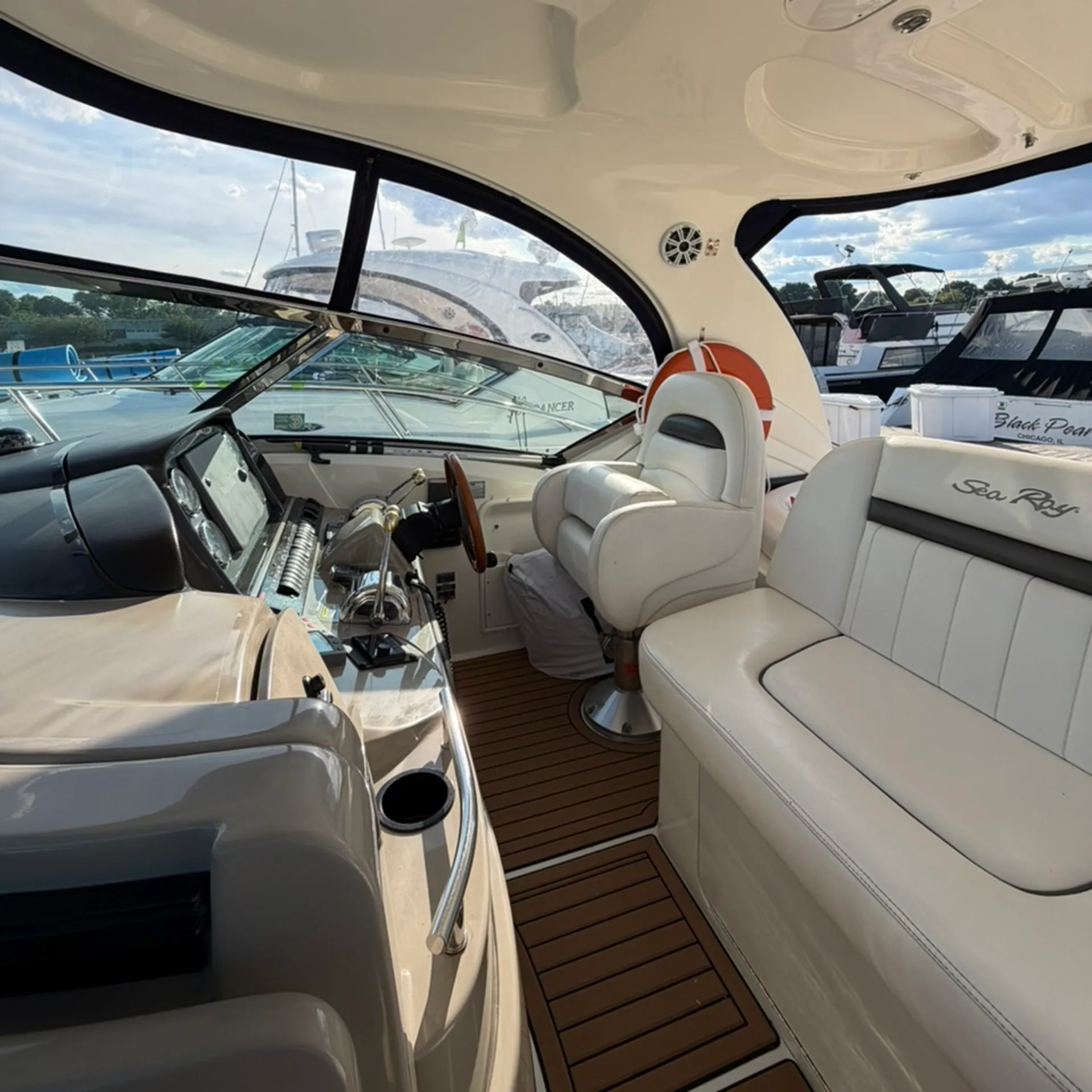 Sea Ray Boats 390 Sundancer in Chicago, IL — photo 6