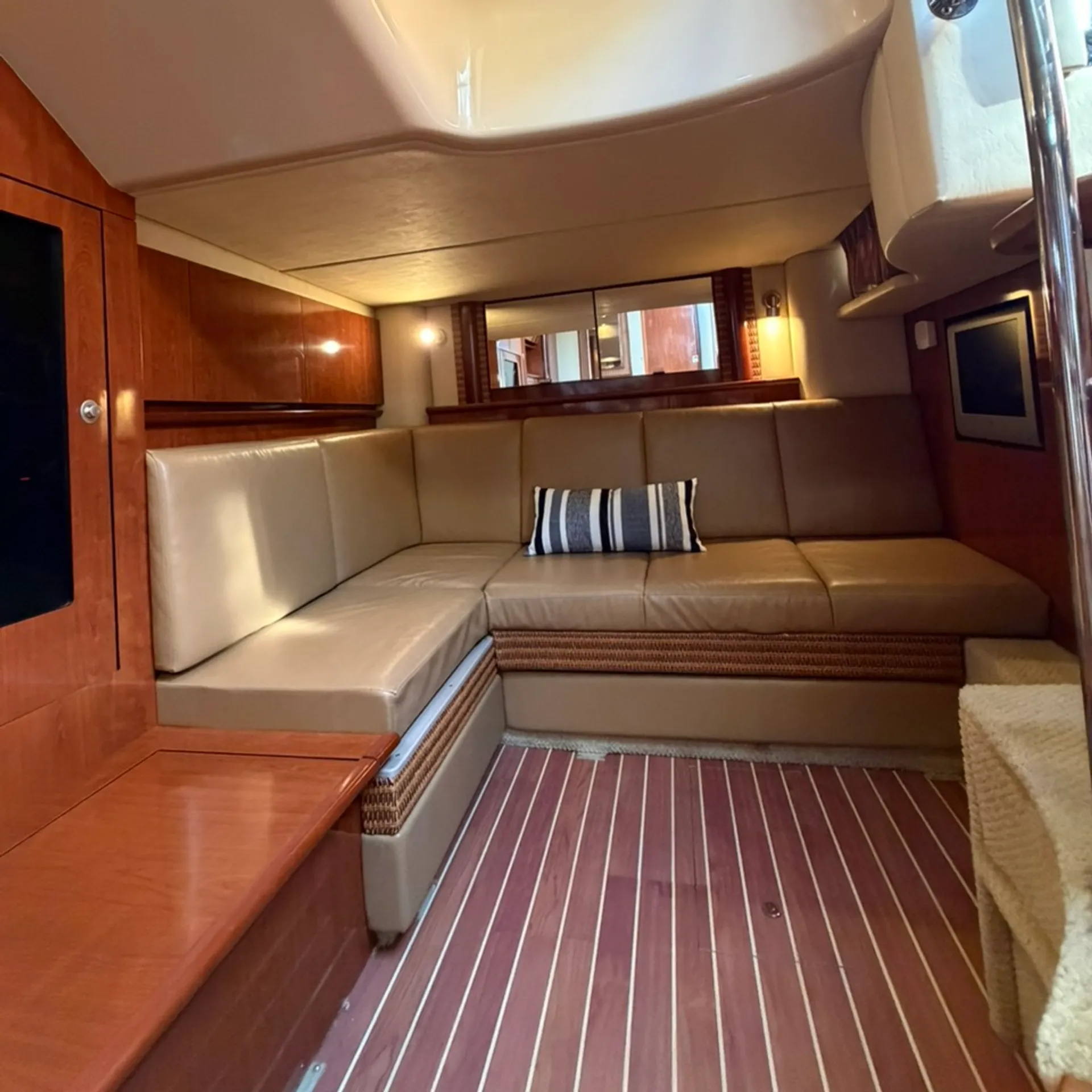 Sea Ray Boats 390 Sundancer in Chicago, IL — photo 9