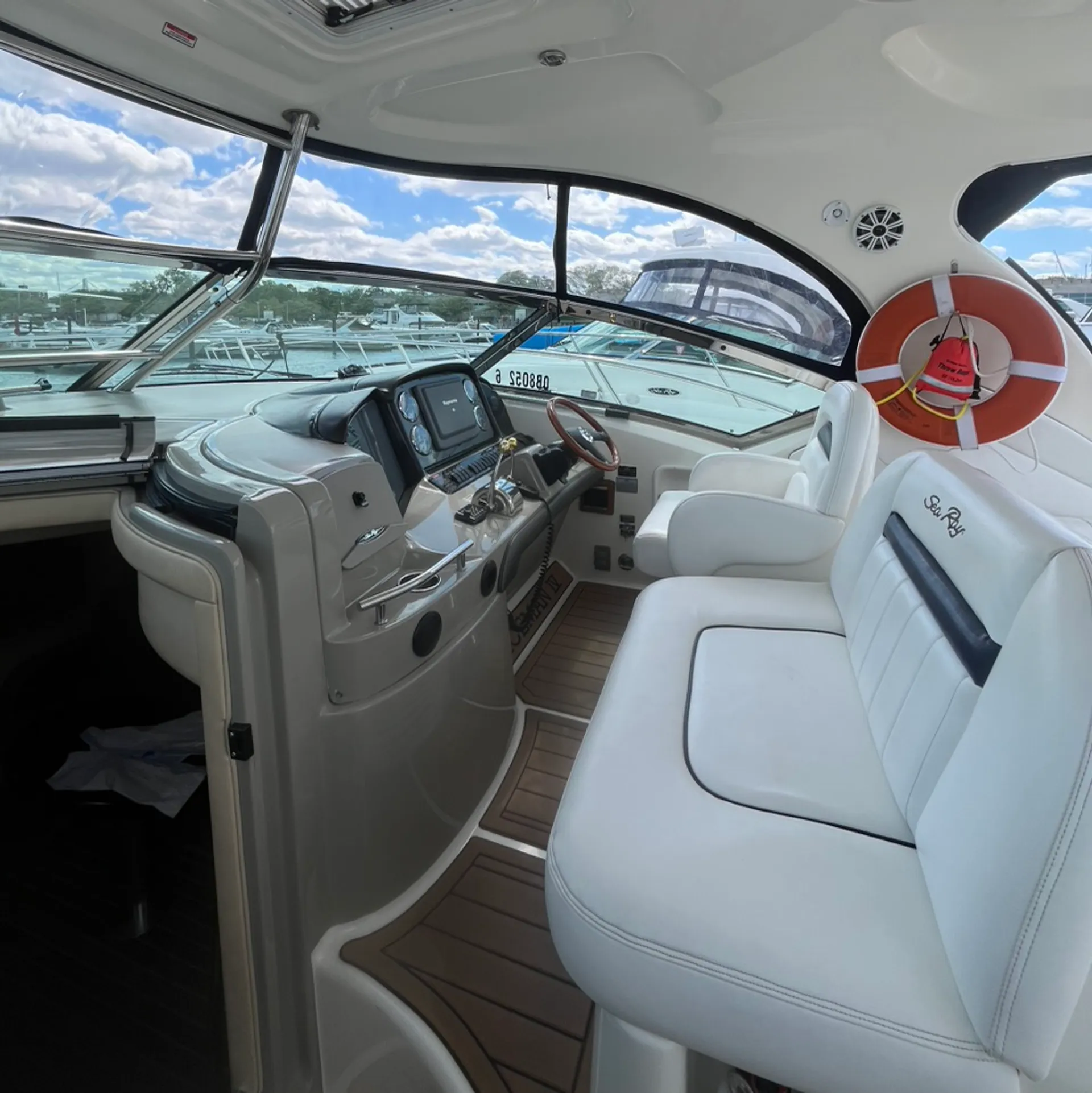Sea Ray Boats 40 Sundancer in Chicago, IL — photo 5