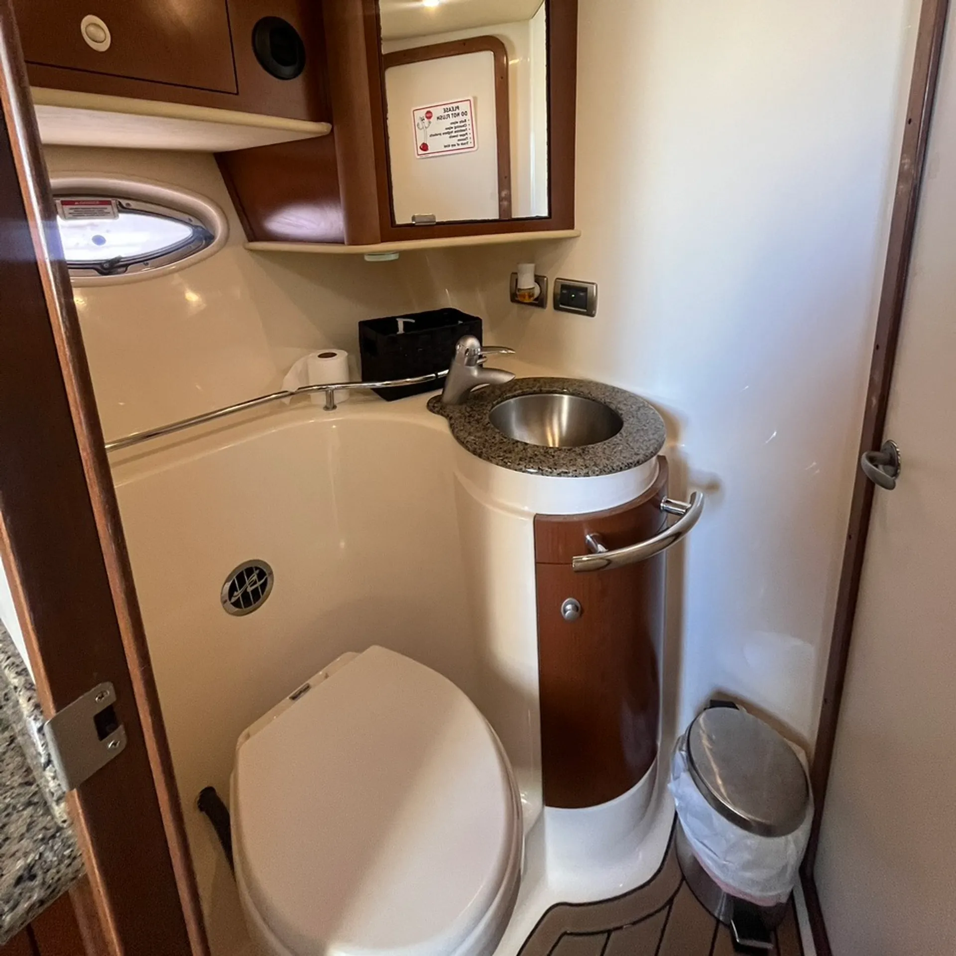 Sea Ray Boats 40 Sundancer in Chicago, IL — photo 10