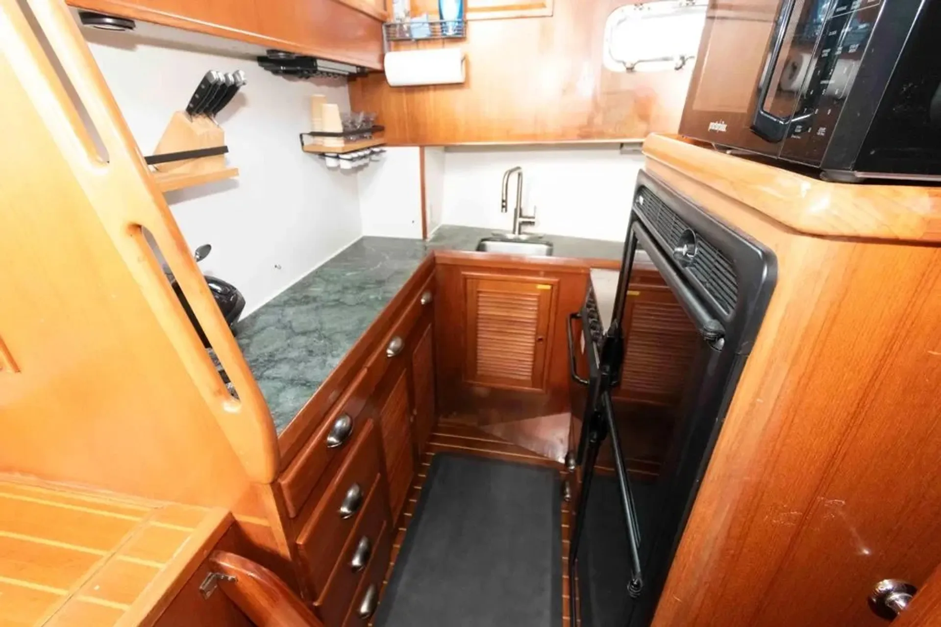 MARINE TRADER 38 DOUBLE CABIN in Pasadena, MD — photo 5
