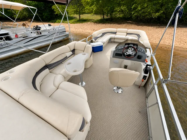 Rent a BENNINGTON MARINE pontoon in Mooresville, NC near me