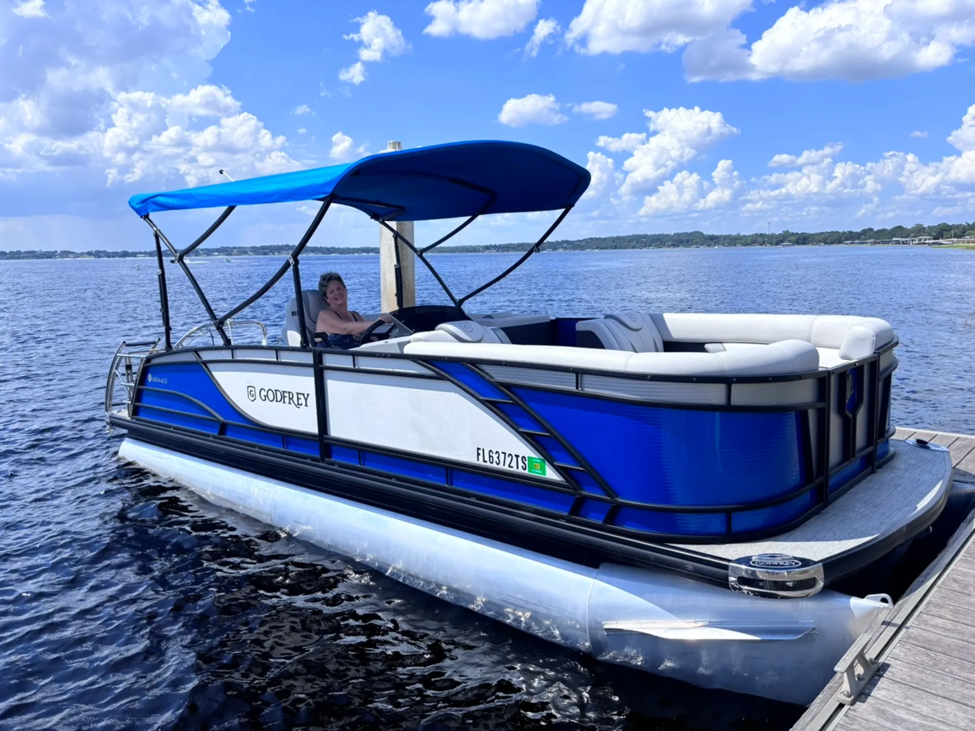 22 ft Tritoon - Max 12 People - Lake delivery available
