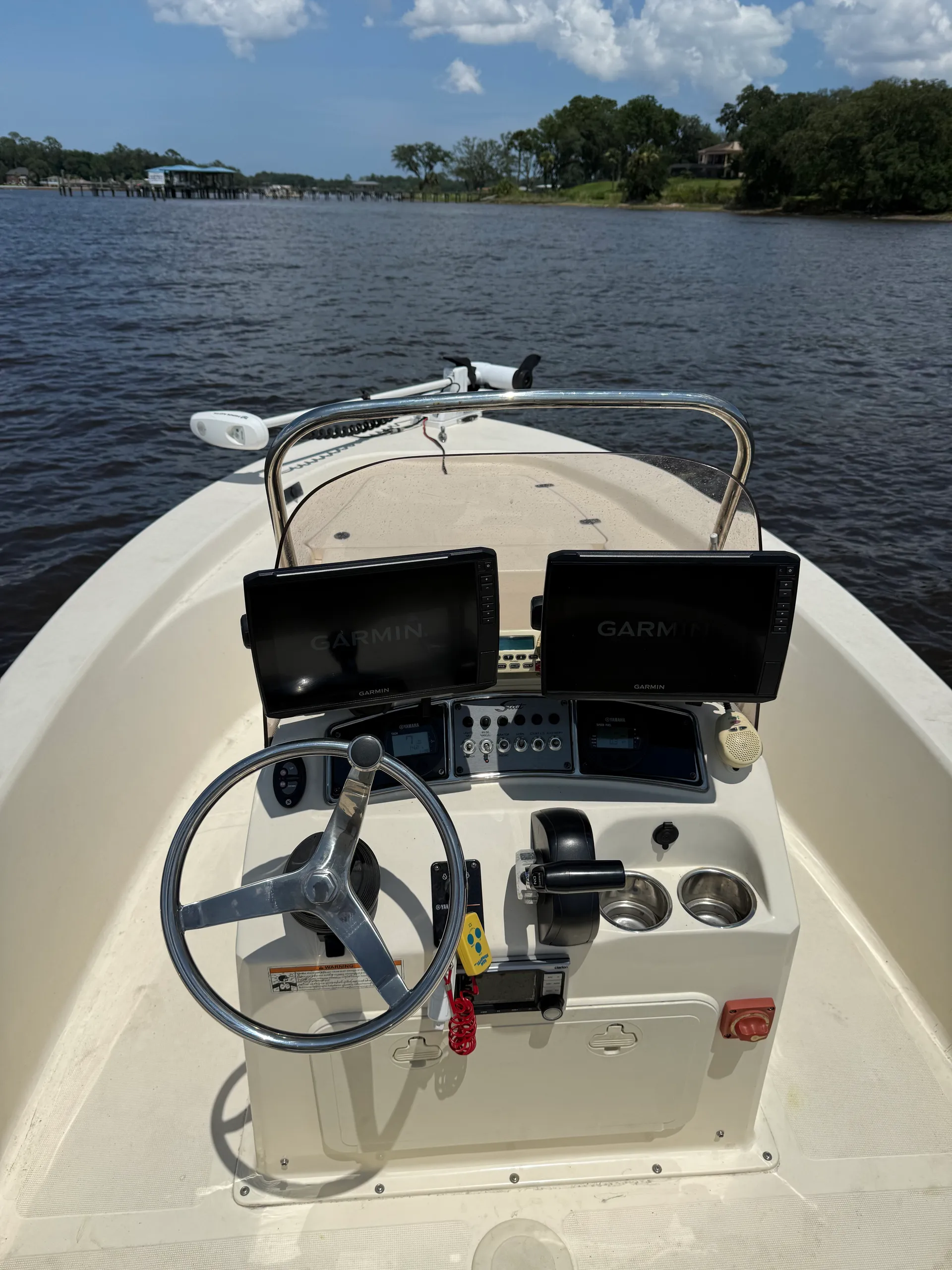 Coastal Calm: Four-Person Fishing and Leisure Vessel