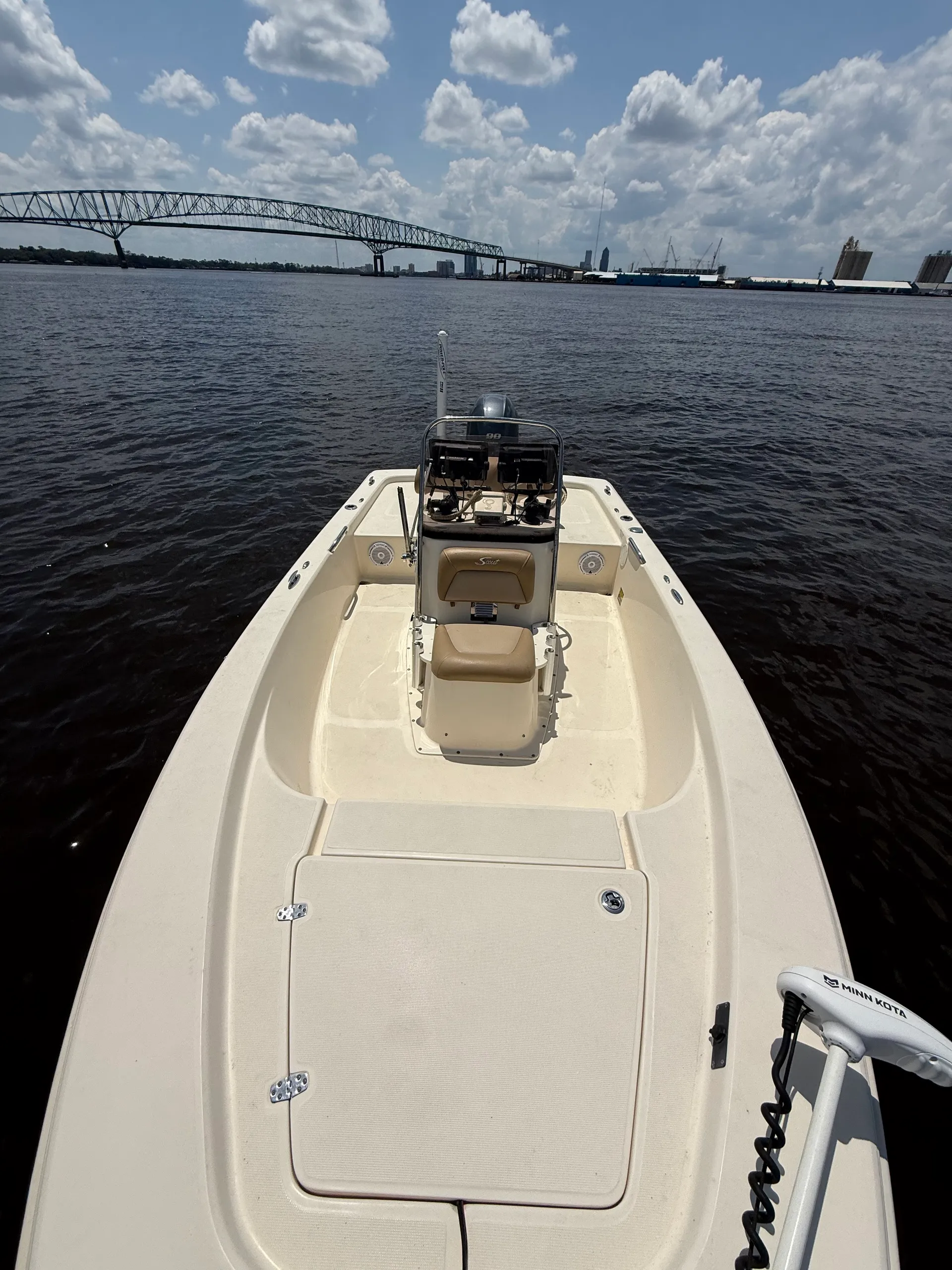 Coastal Calm: Four-Person Fishing and Leisure Vessel