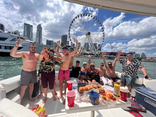 Rent a Sea Ray Boats cruiser in Miami, FL near me