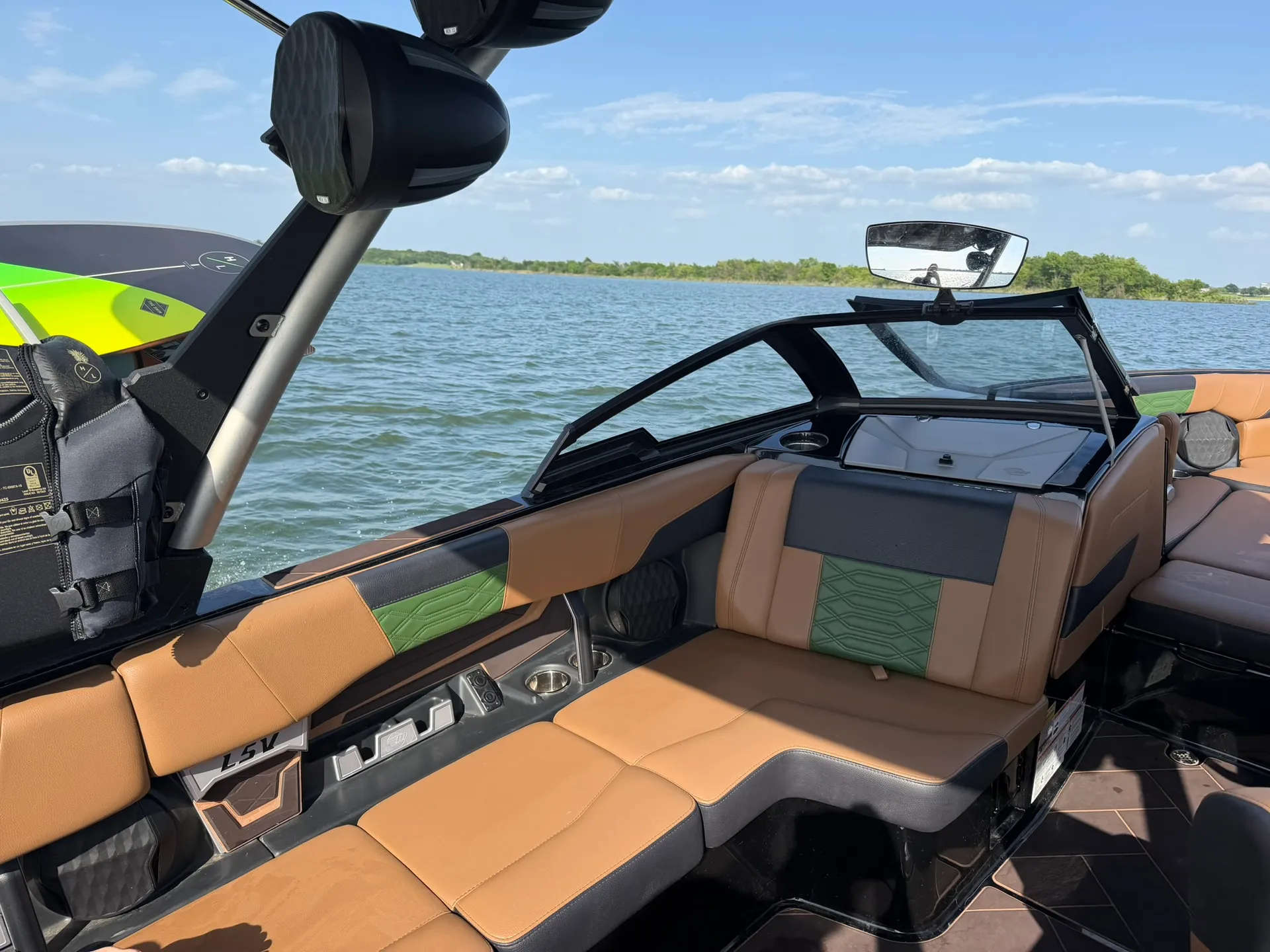 MALIBU BOATS 25 LSV in Little Elm, TX — photo 4