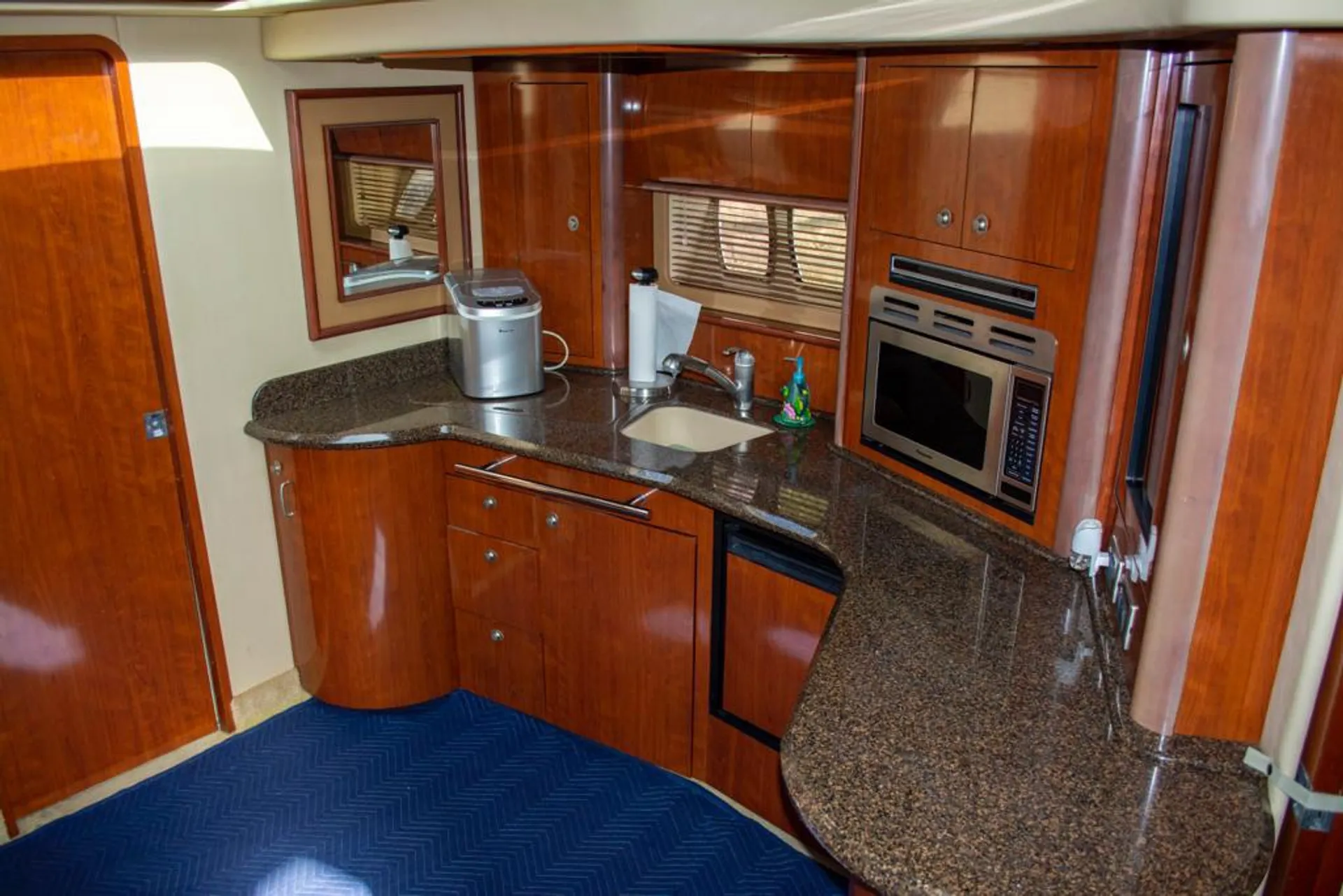 Sea Ray 46ft All-Pink Boating Experience – Miami, 13 Passengers
