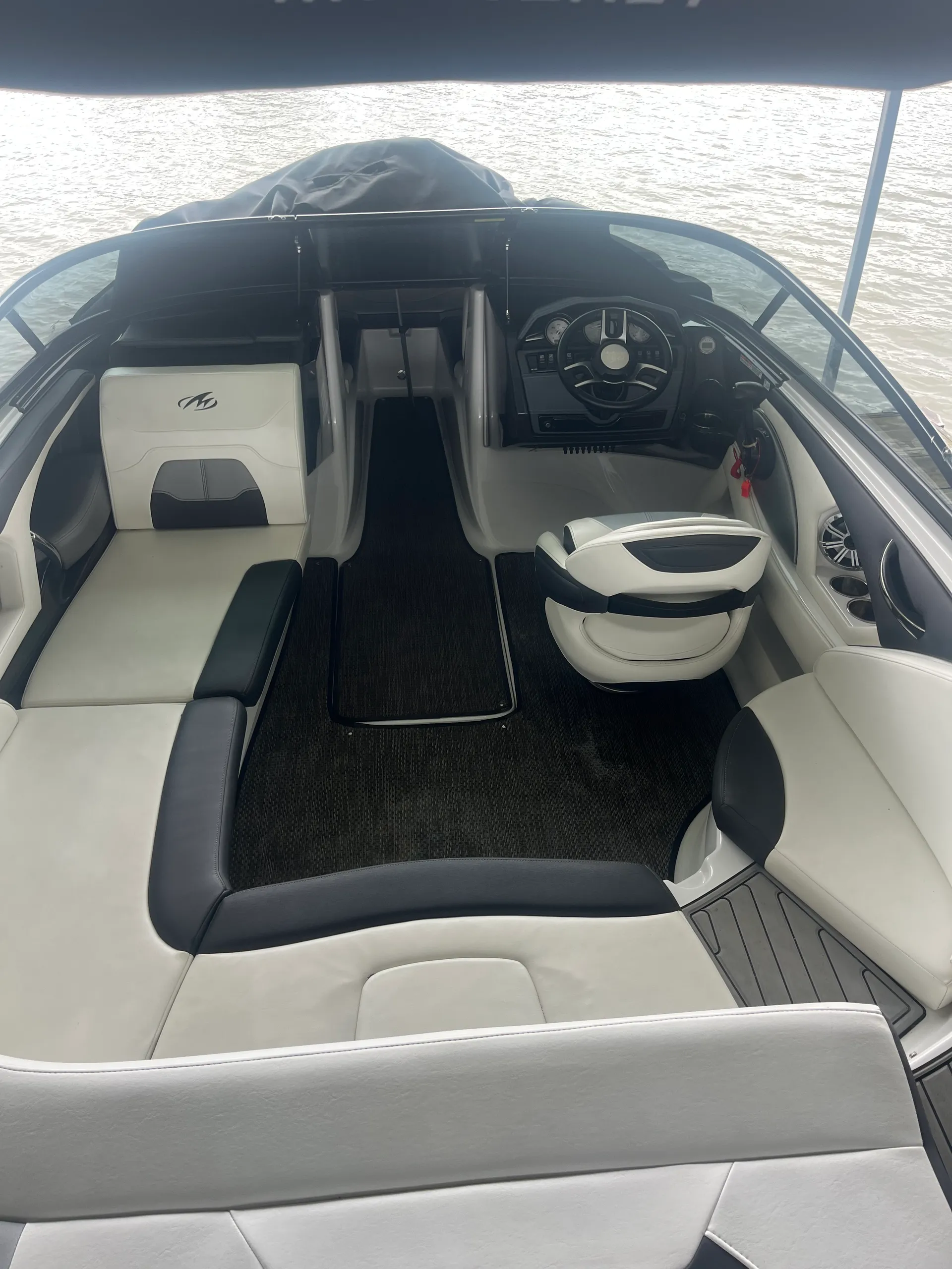 MONTEREY BOATS 224FS in Bloomington, IN — photo 4