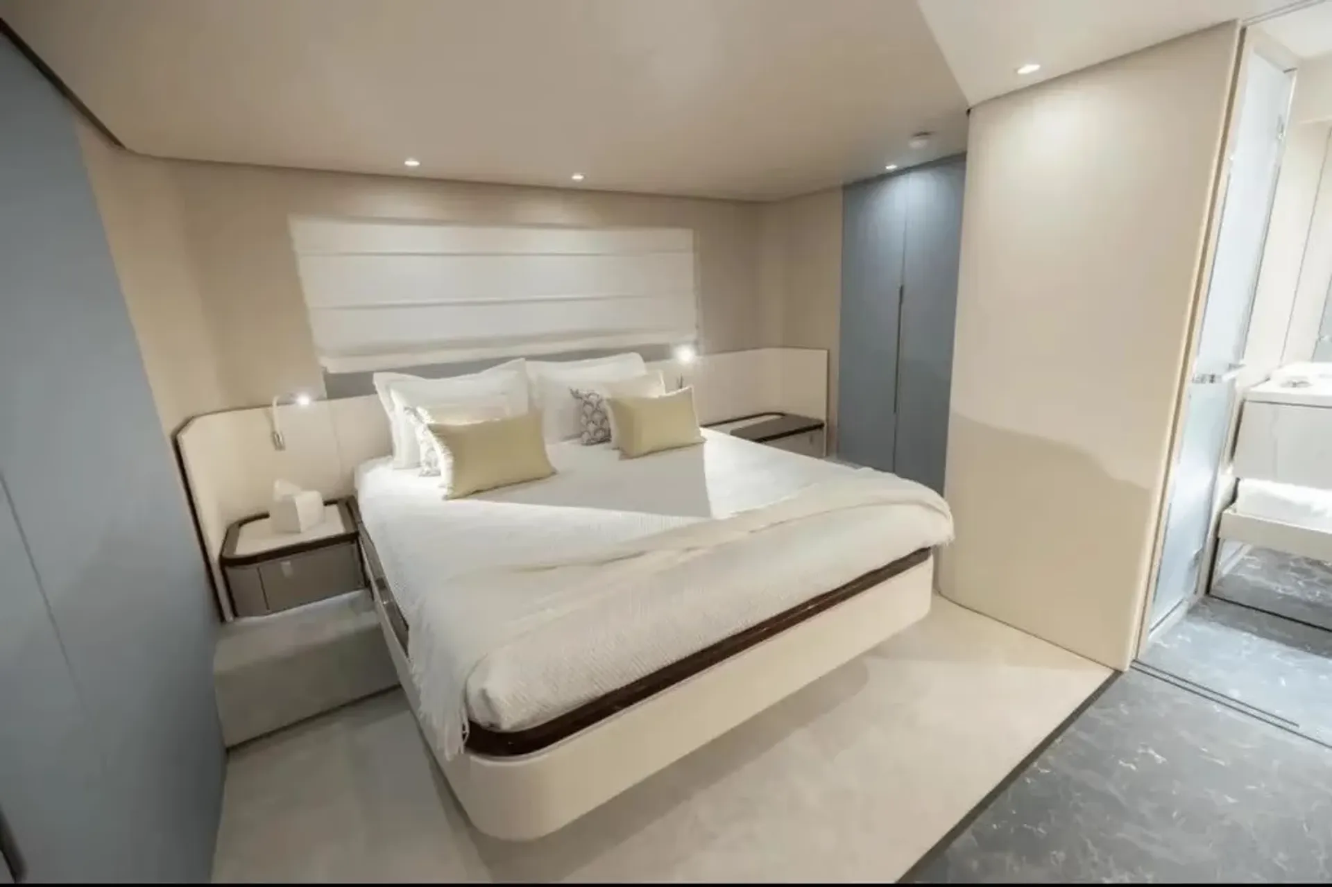 Azimut 68  flybridge MY 2023 in Miami Beach, FL — photo 5