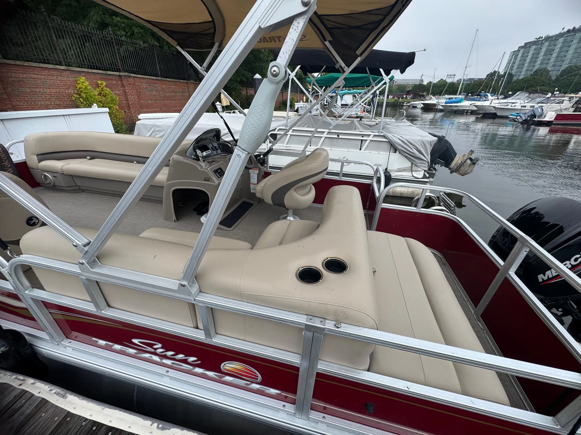 SUN TRACKER PARTY BARGE 18 DLX in Washington, DC — photo 4