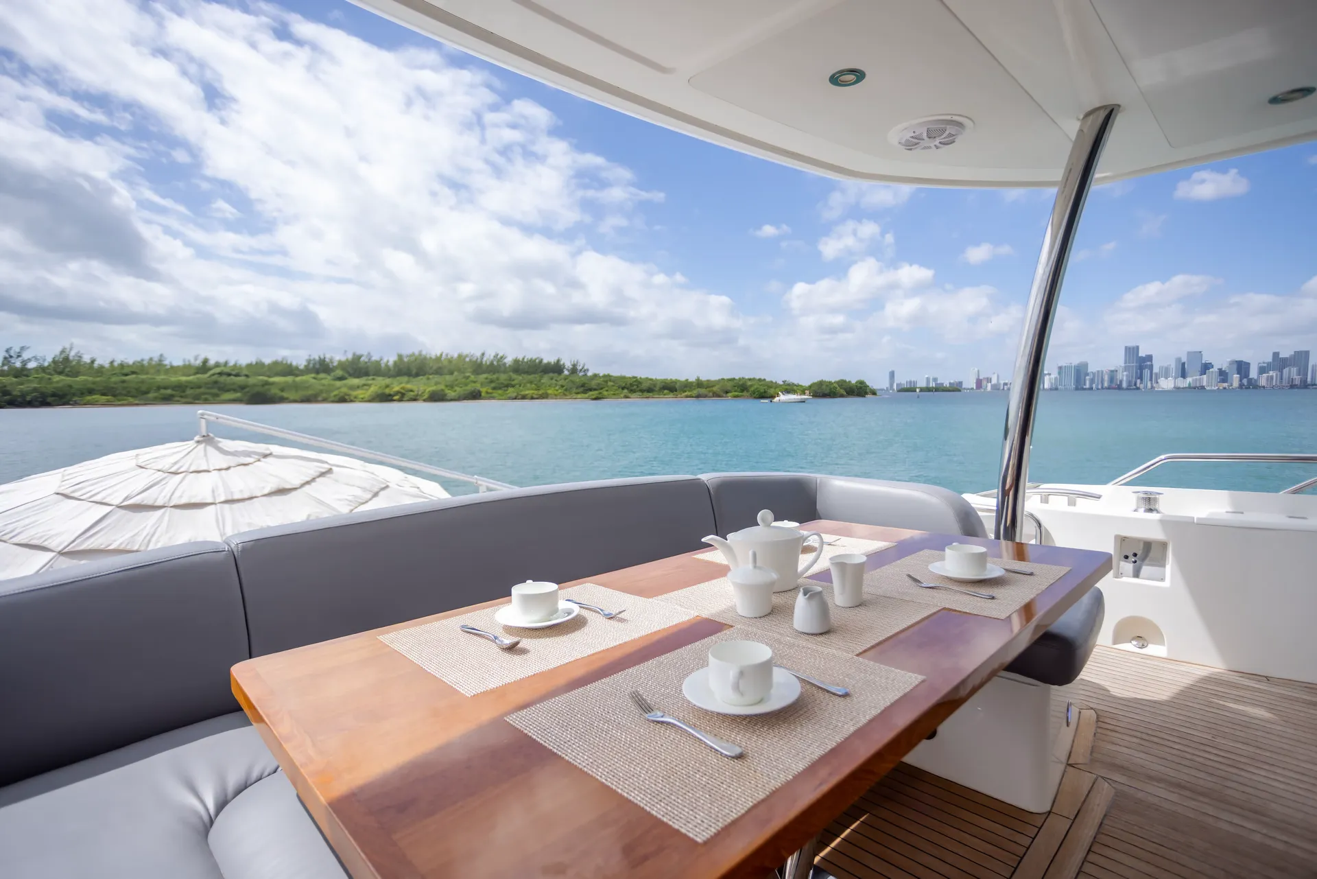 Sunseeker 80 Yacht in Miami Beach, FL — photo 4