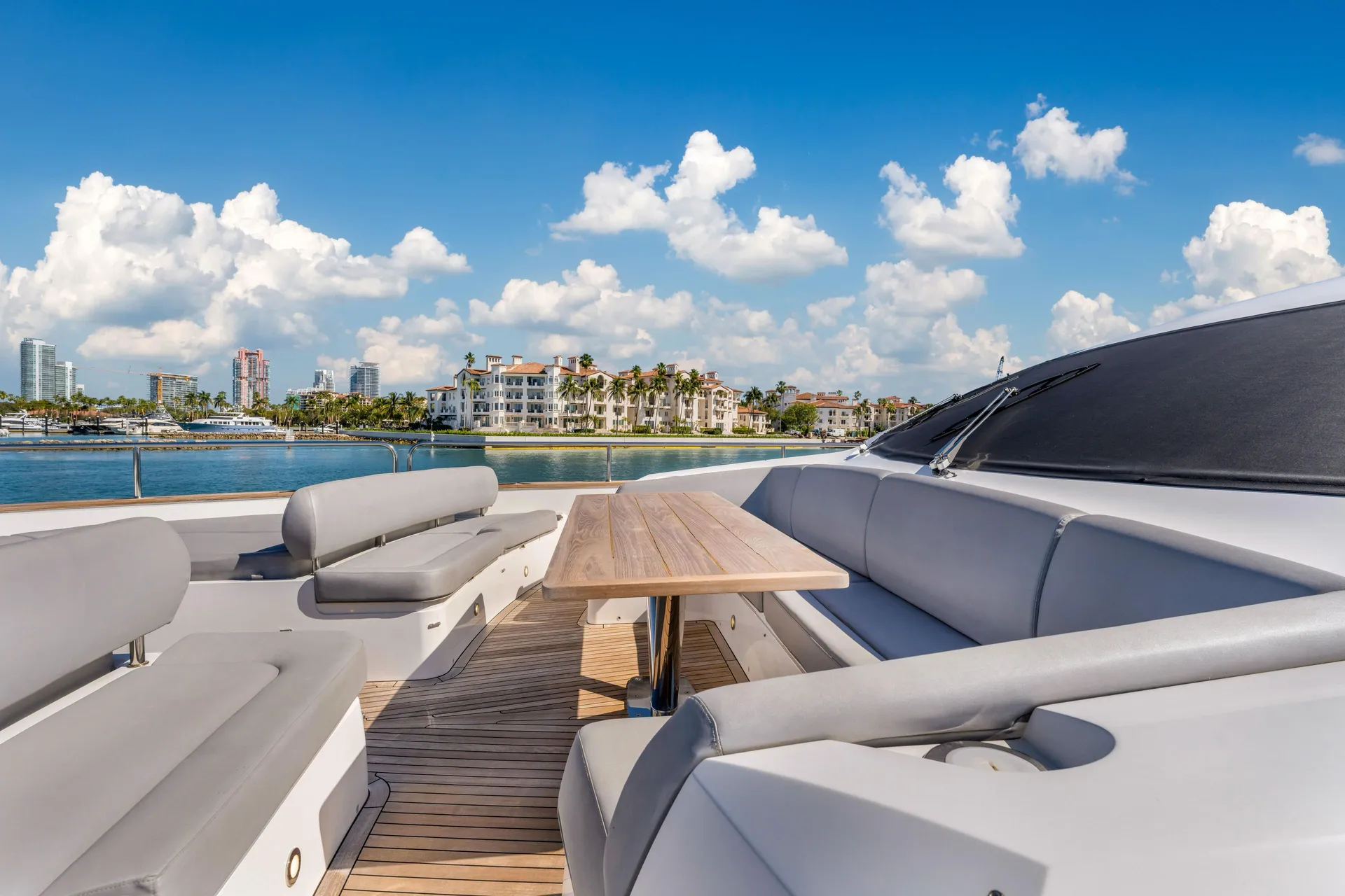 Sunseeker  96 Yacht in Miami Beach, FL — photo 7