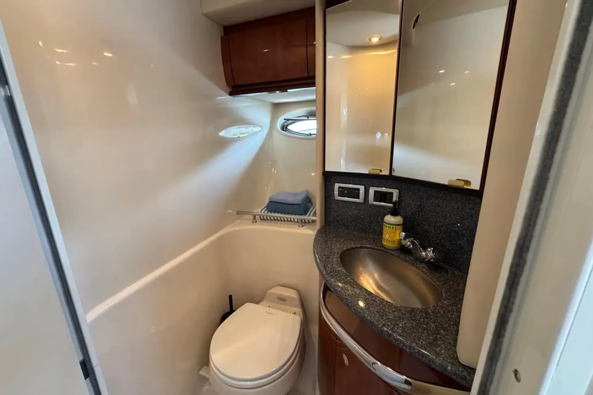 Sea Ray Sundancer 420 in Key West, FL — photo 5
