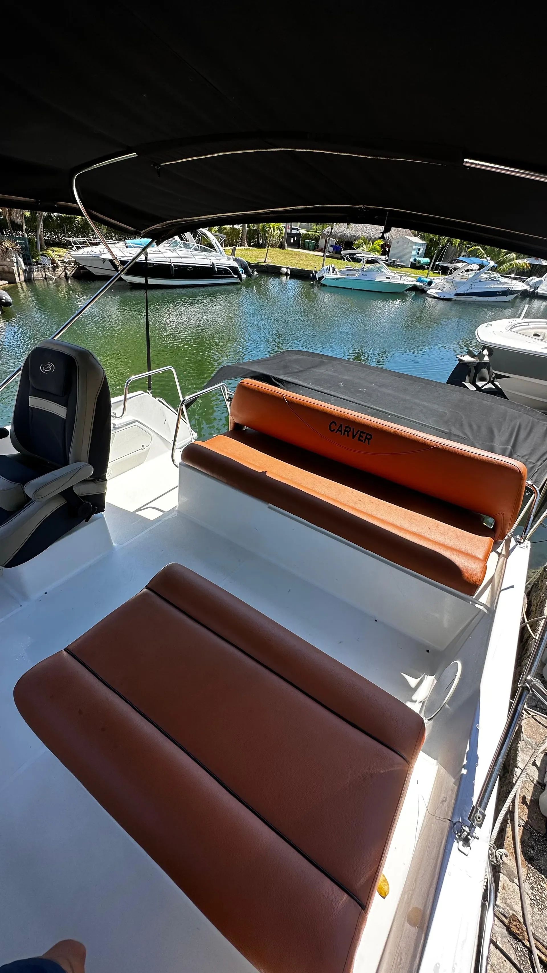 32 FLYBRIDGE CARVER AFT CABIN