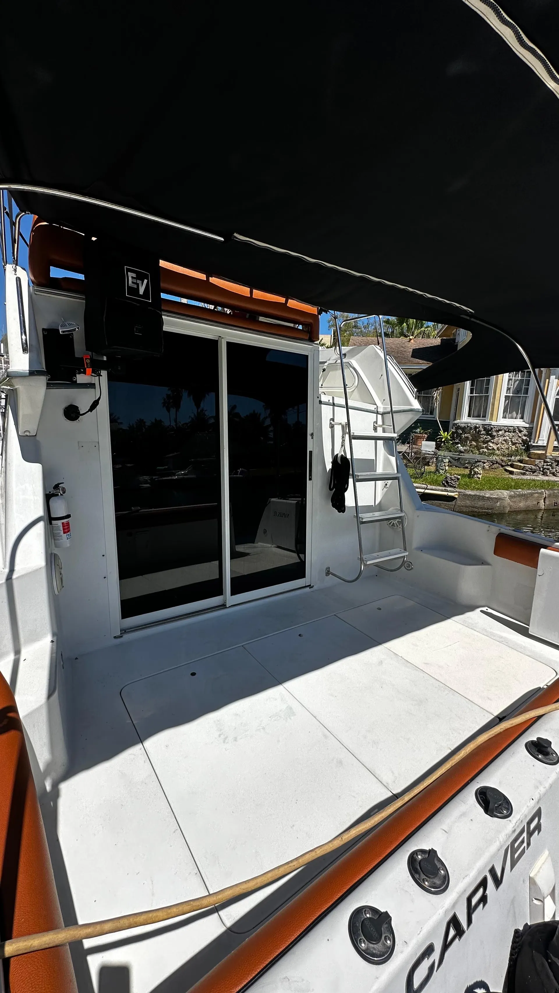 32 FLYBRIDGE CARVER AFT CABIN