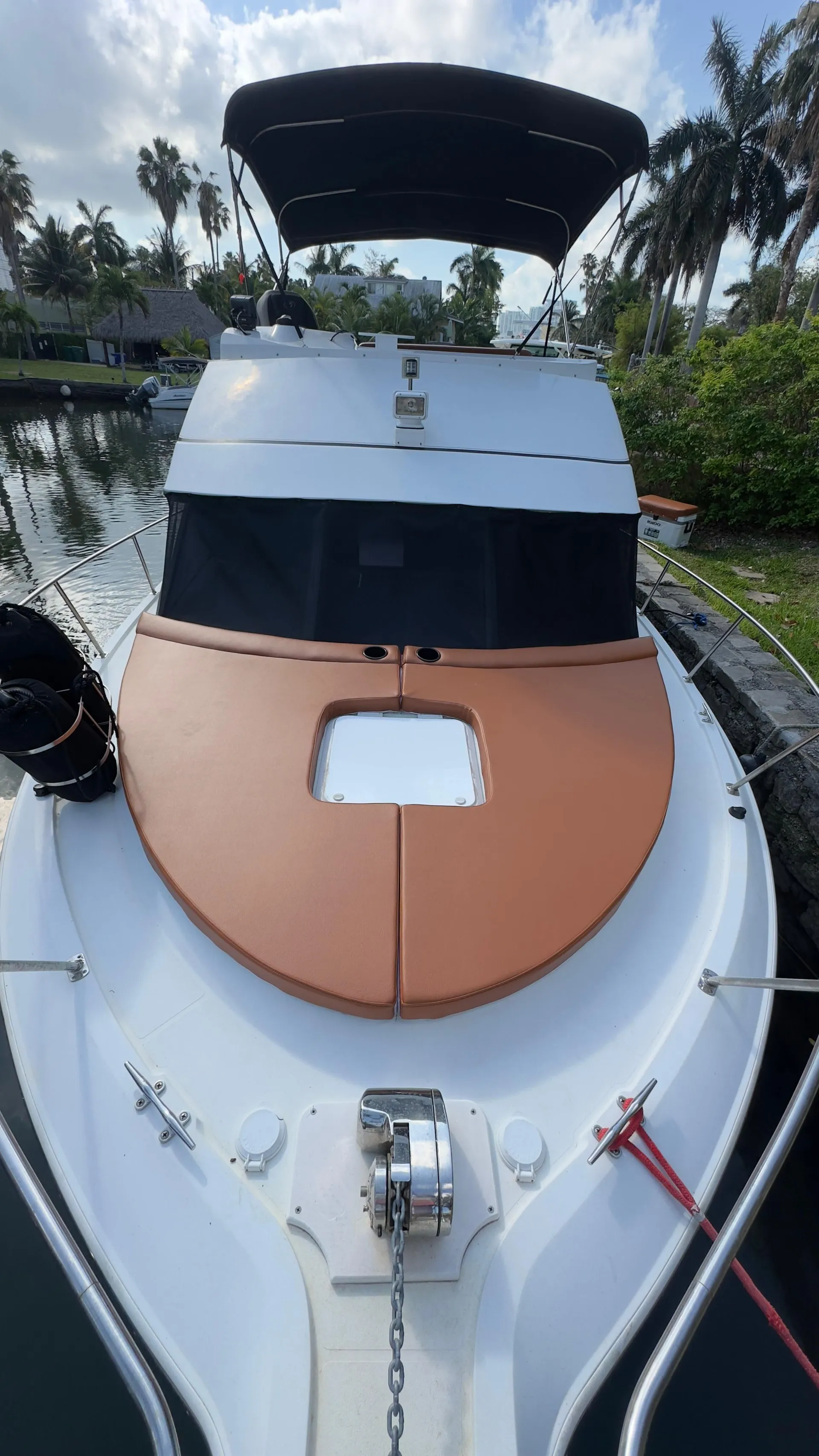 32 FLYBRIDGE CARVER AFT CABIN