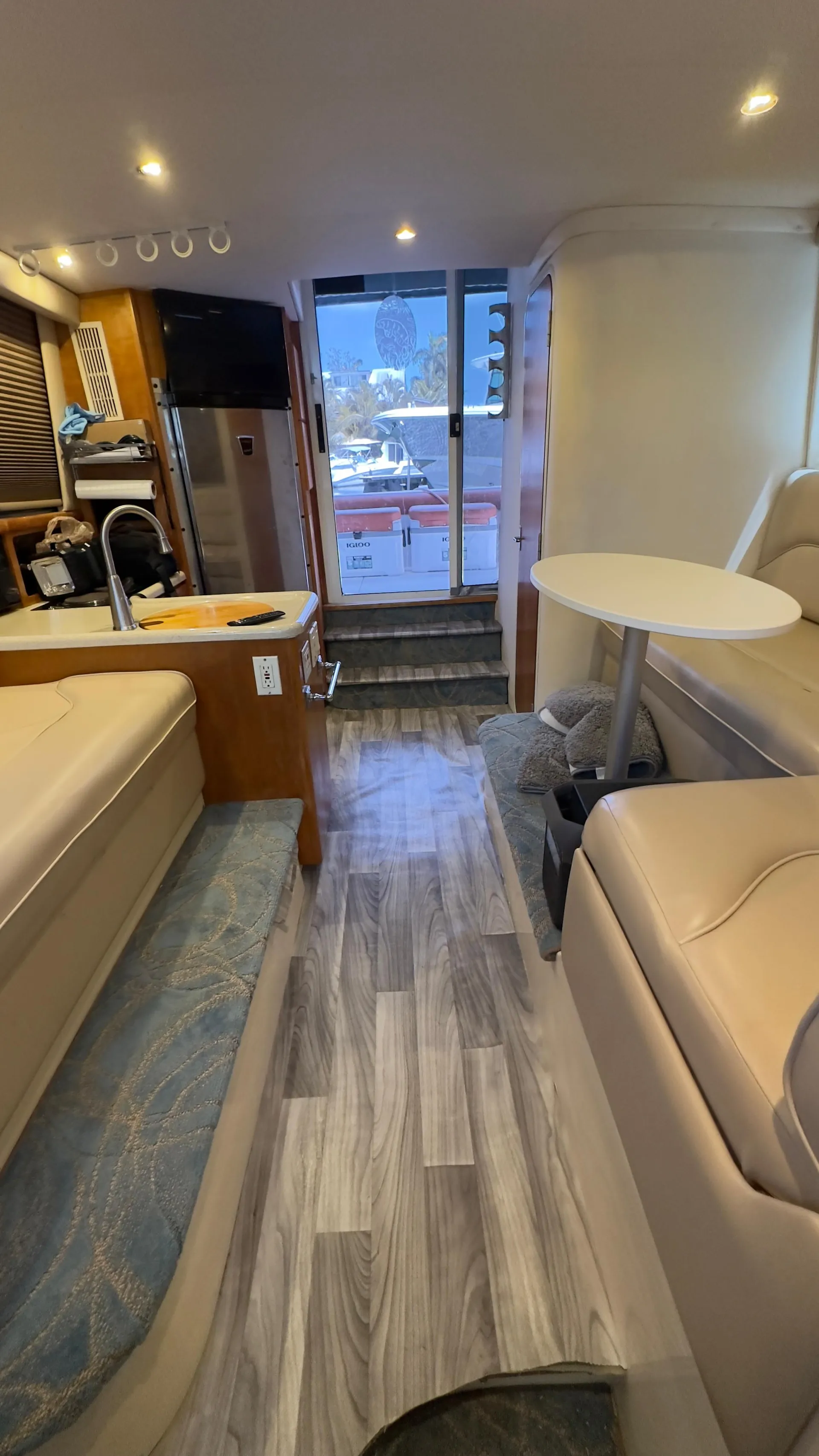 32 FLYBRIDGE CARVER AFT CABIN