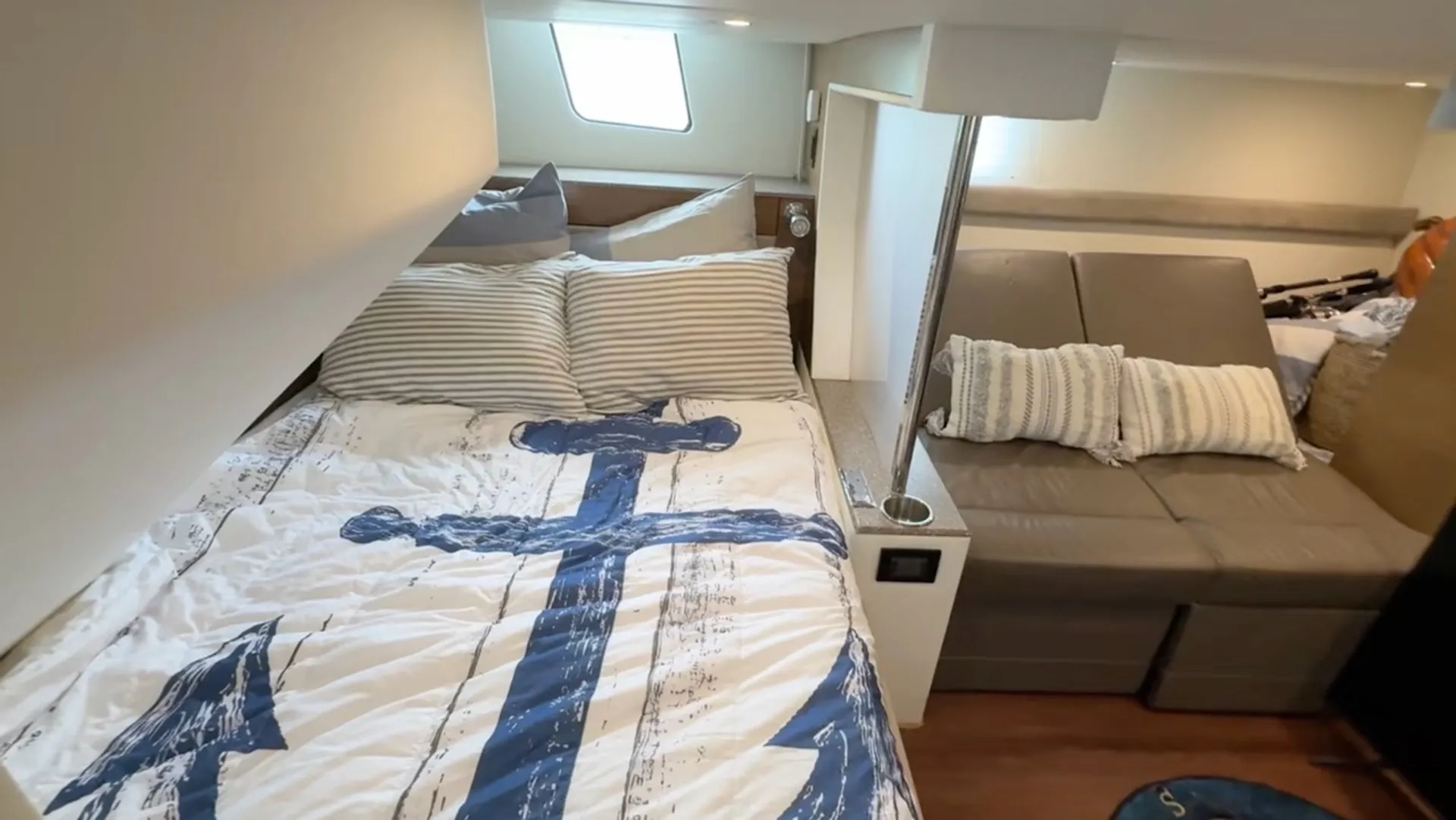 Cruisers Yachts Cantius 45 in Stamford, CT — photo 8