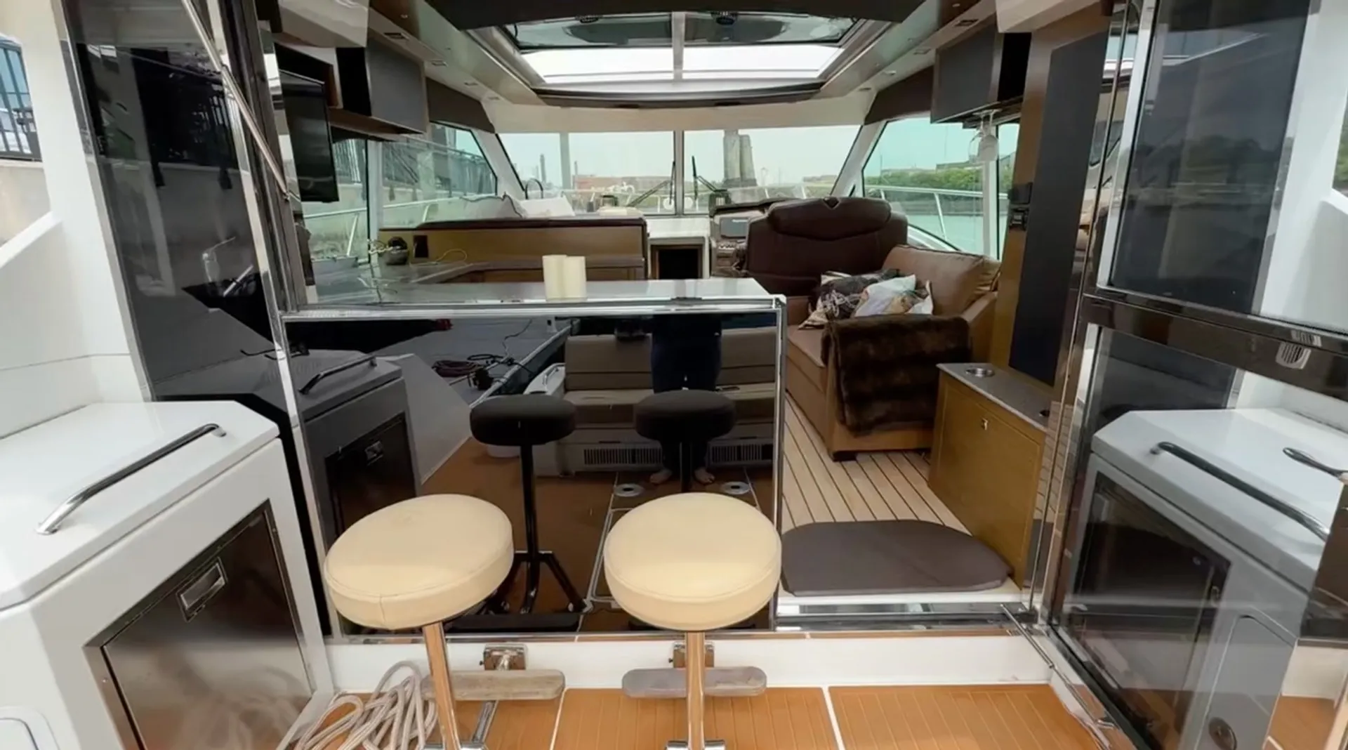 Cruisers Yachts Cantius 45 in Stamford, CT — photo 3