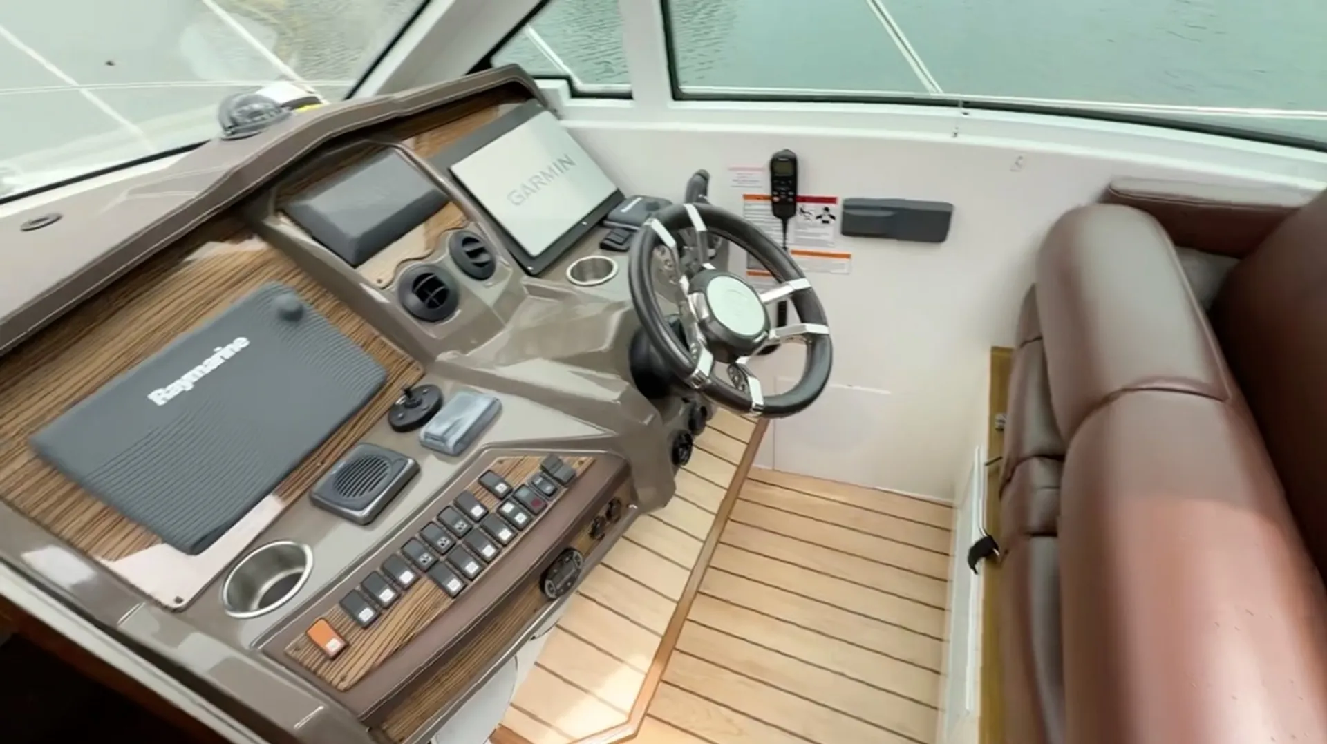 Cruisers Yachts Cantius 45 in Stamford, CT — photo 10