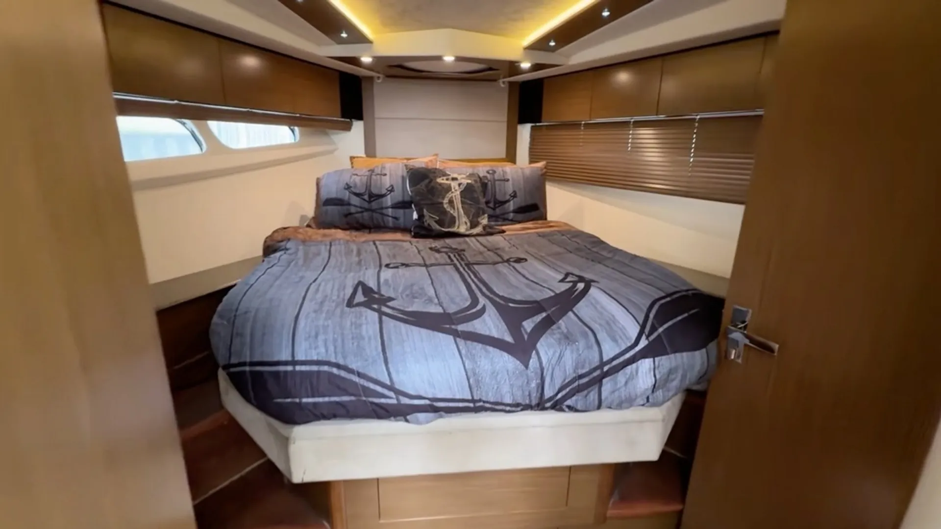 Cruisers Yachts Cantius 45 in Stamford, CT — photo 9