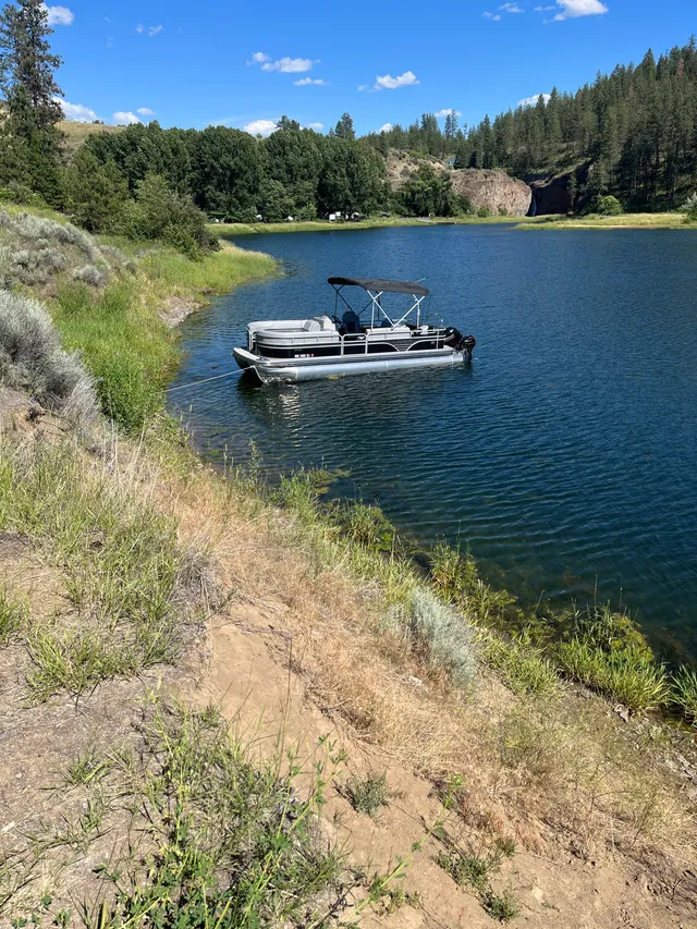 Rent a LOWE PONTOONS pontoon in Nine Mile Falls, WA near me