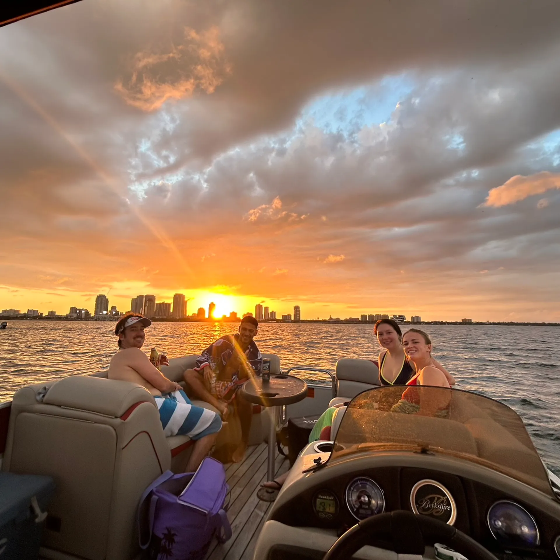 Luxury Berkshire 250 Tritoon – Premium Cruise &amp; Sunset Tours