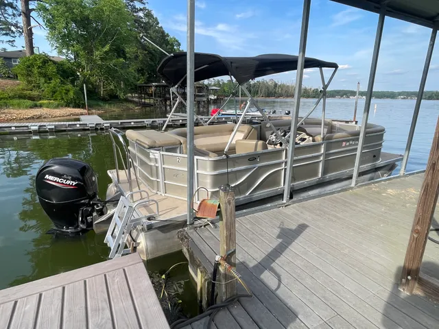 Rent a CREST PONTOONS pontoon in New London, NC near me