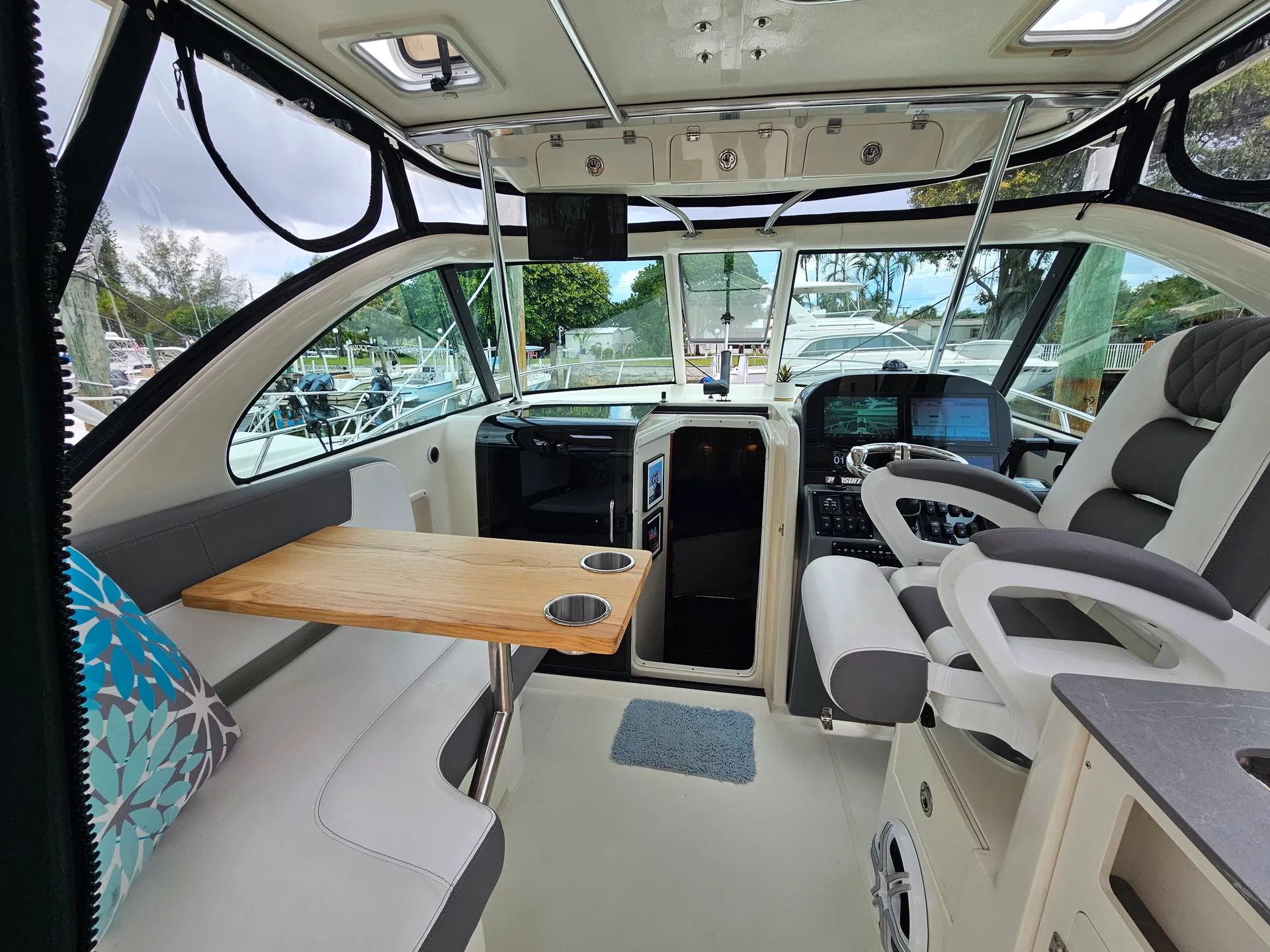 PURSUIT OS375 OFFSHORE W/3-F350HP in Pompano Beach, FL — photo 8