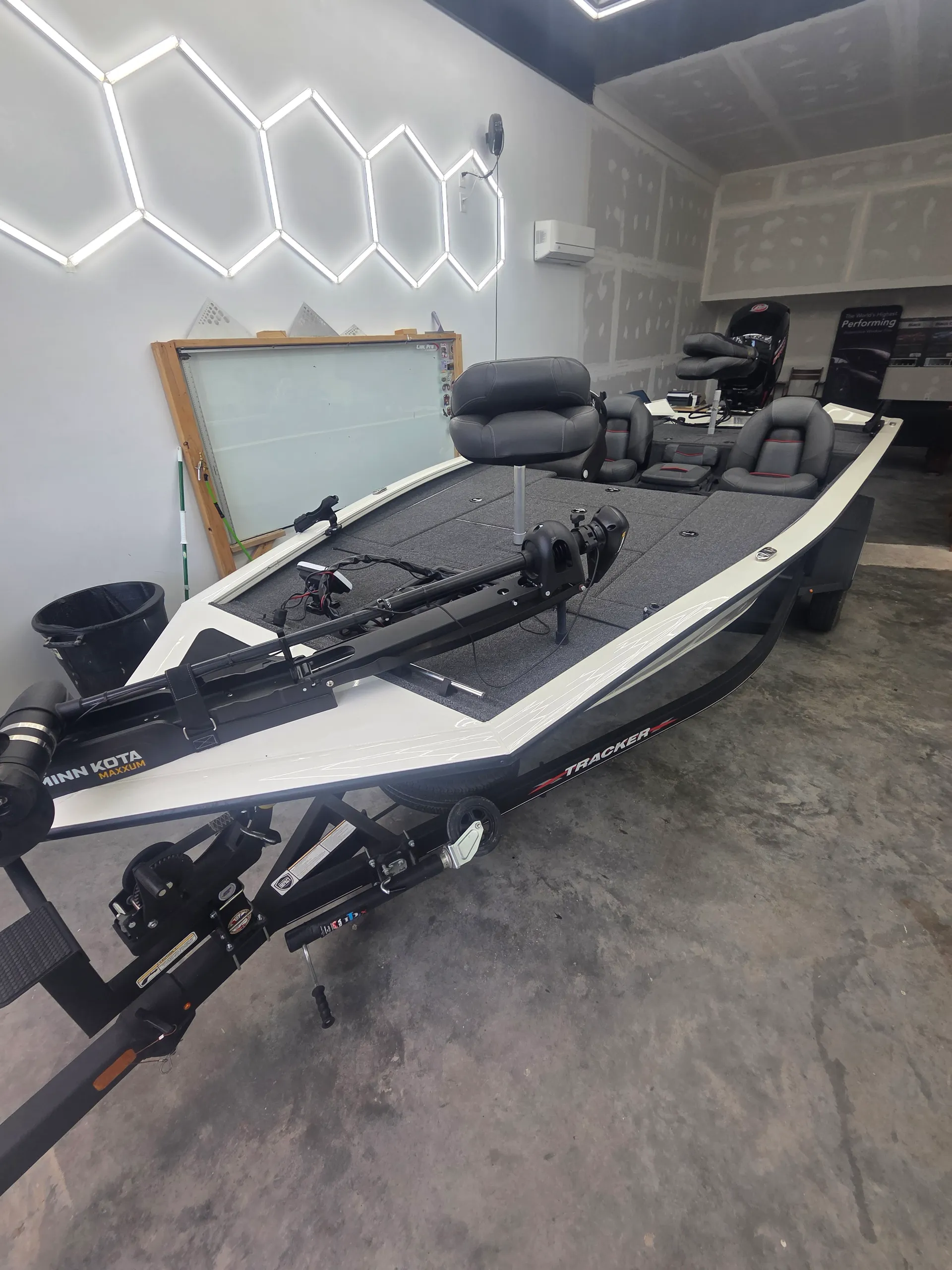 Tracker Pro Team 195 – Perfect for Fishing, Relaxing and Exploring!