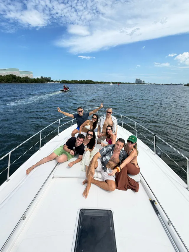 Rent a Sea Ray Boats cruiser in Aventura, FL near me