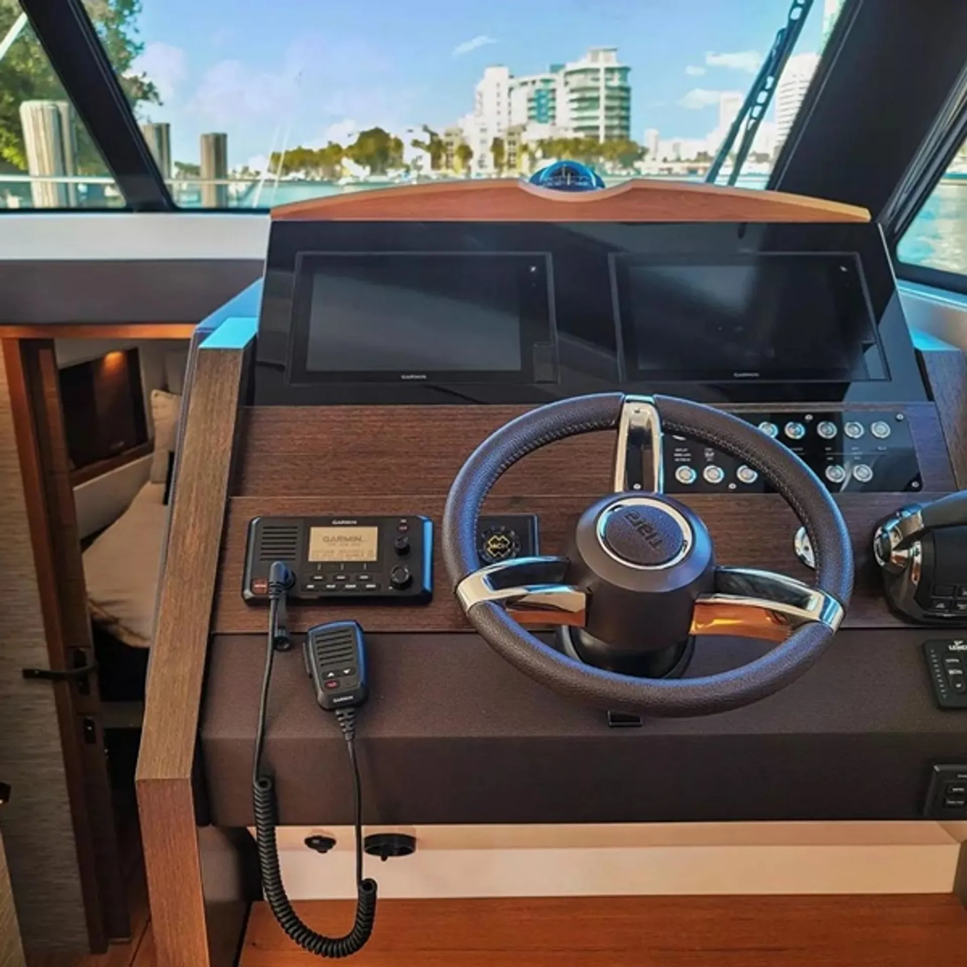 TIARA YACHTS 39 COUPE (VOLVO) in Miami, FL — photo 8