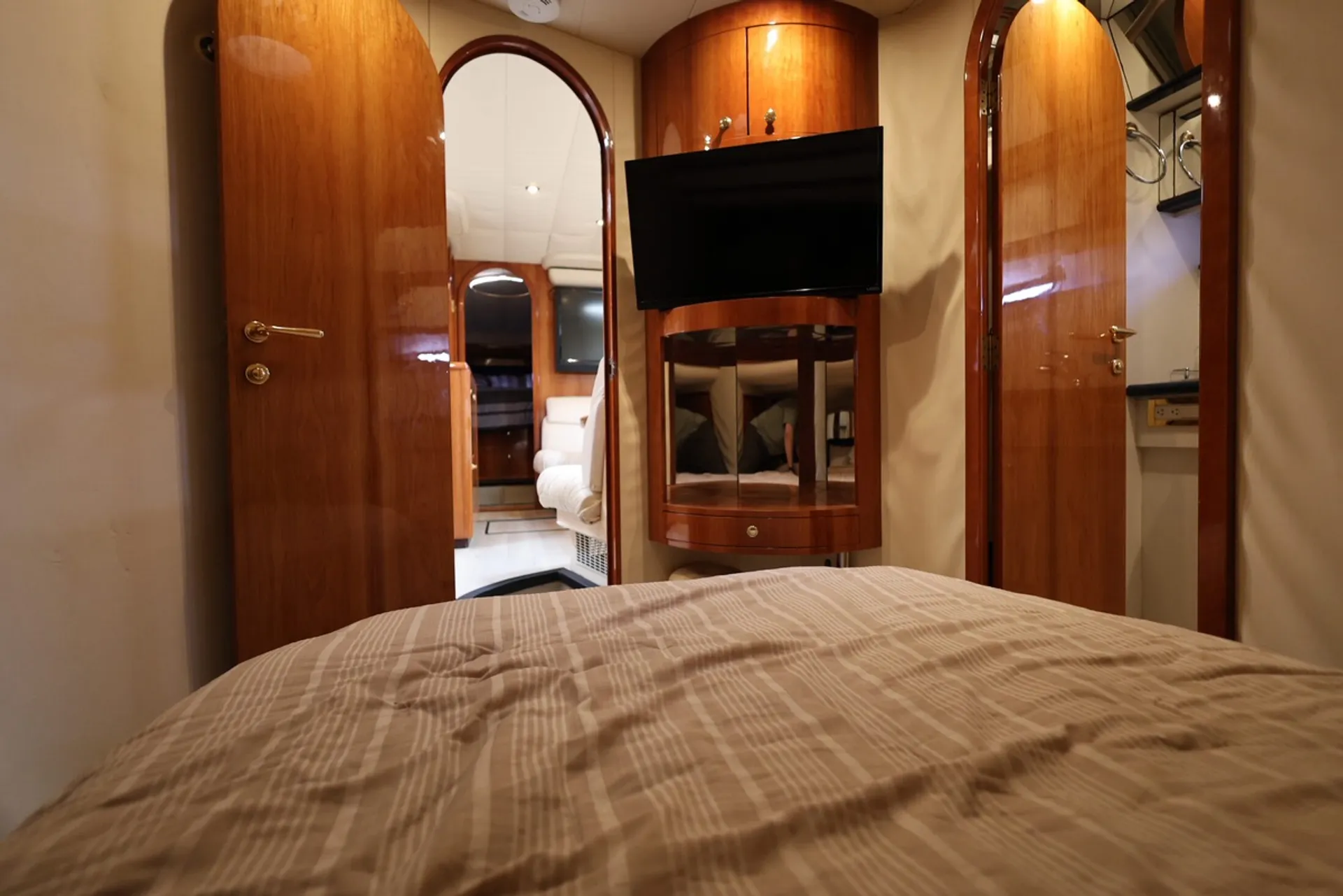 54ft Neptunus Express Cruiser Yacht - Chicago Yacht Experience 
