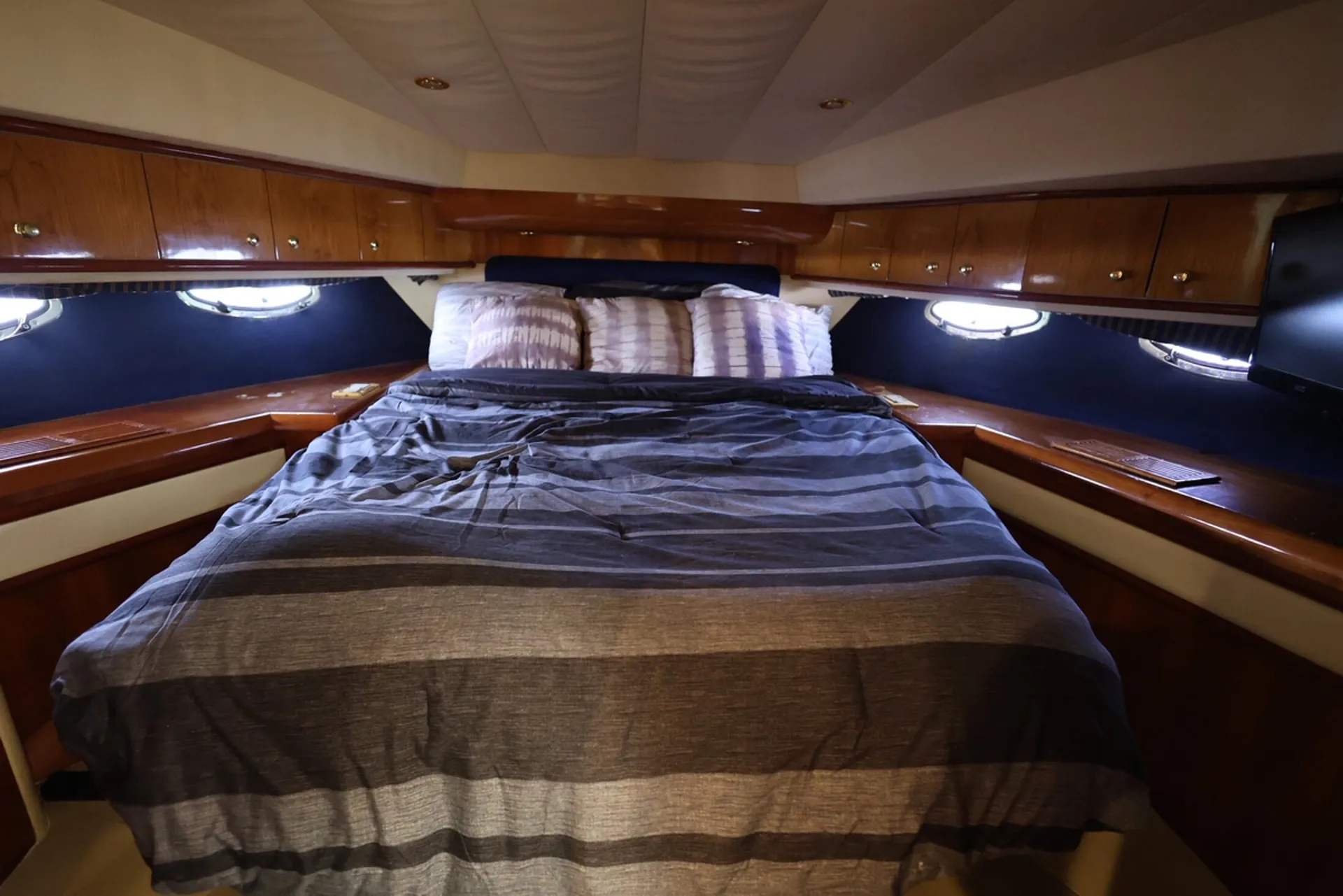 54ft Neptunus Express Cruiser Yacht - Chicago Yacht Experience 