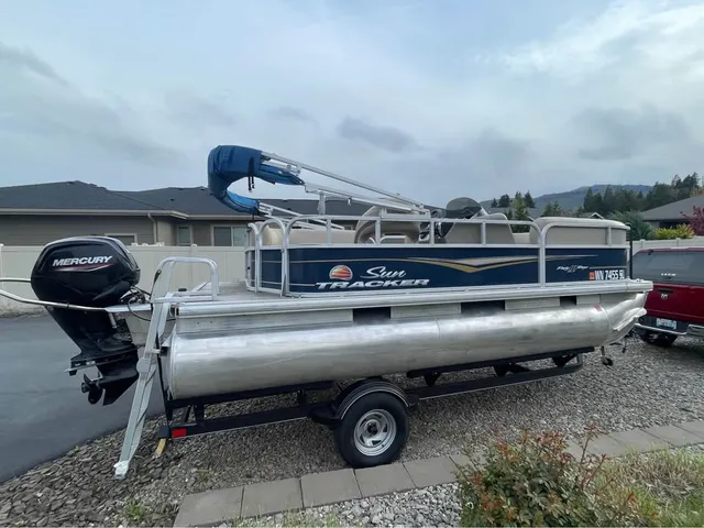 Rent a SUN TRACKER pontoon in Lynnwood, WA near me