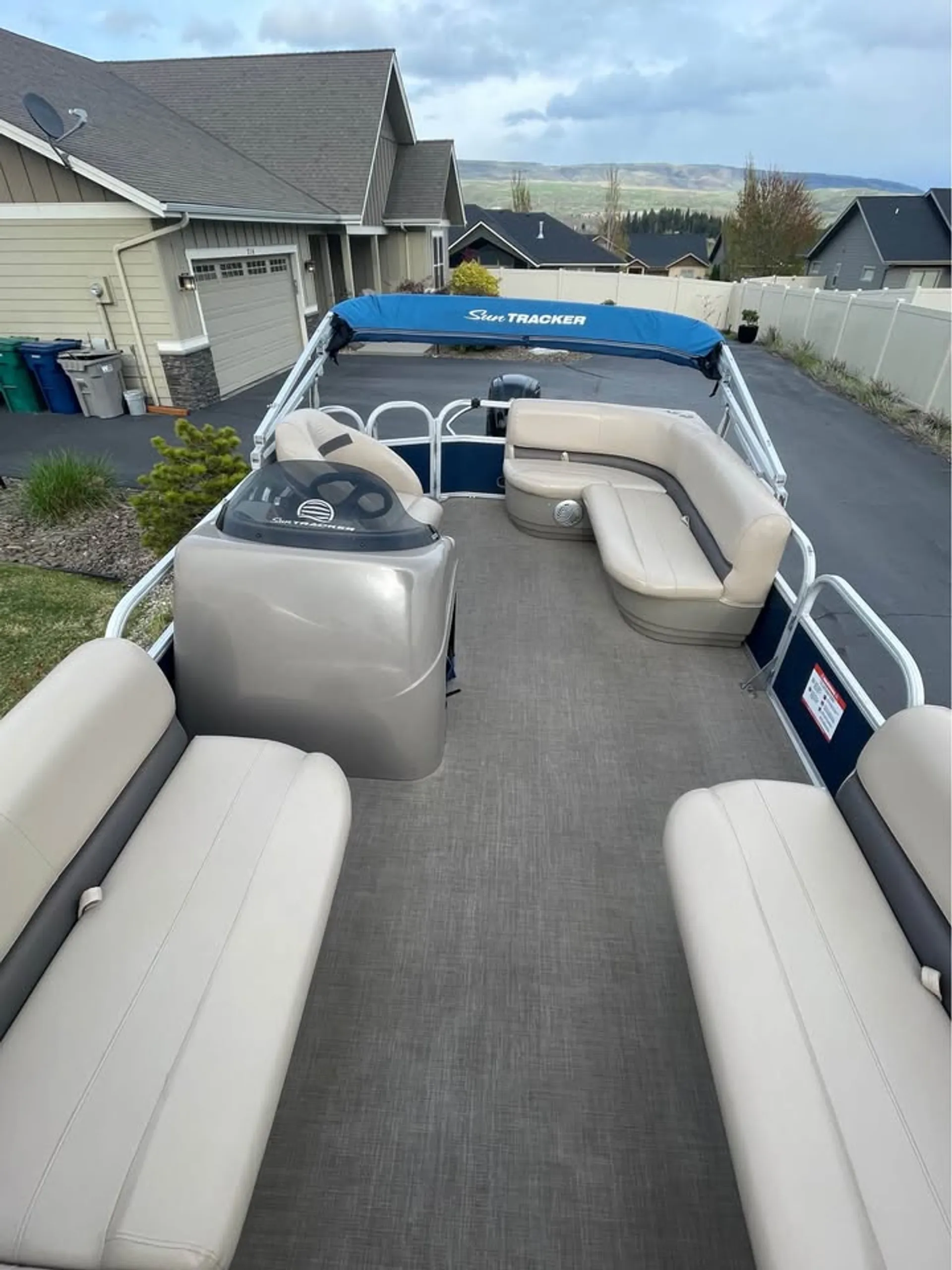 SUN TRACKER PARTY BARGE 18 DLX in Lynnwood, WA — photo 4