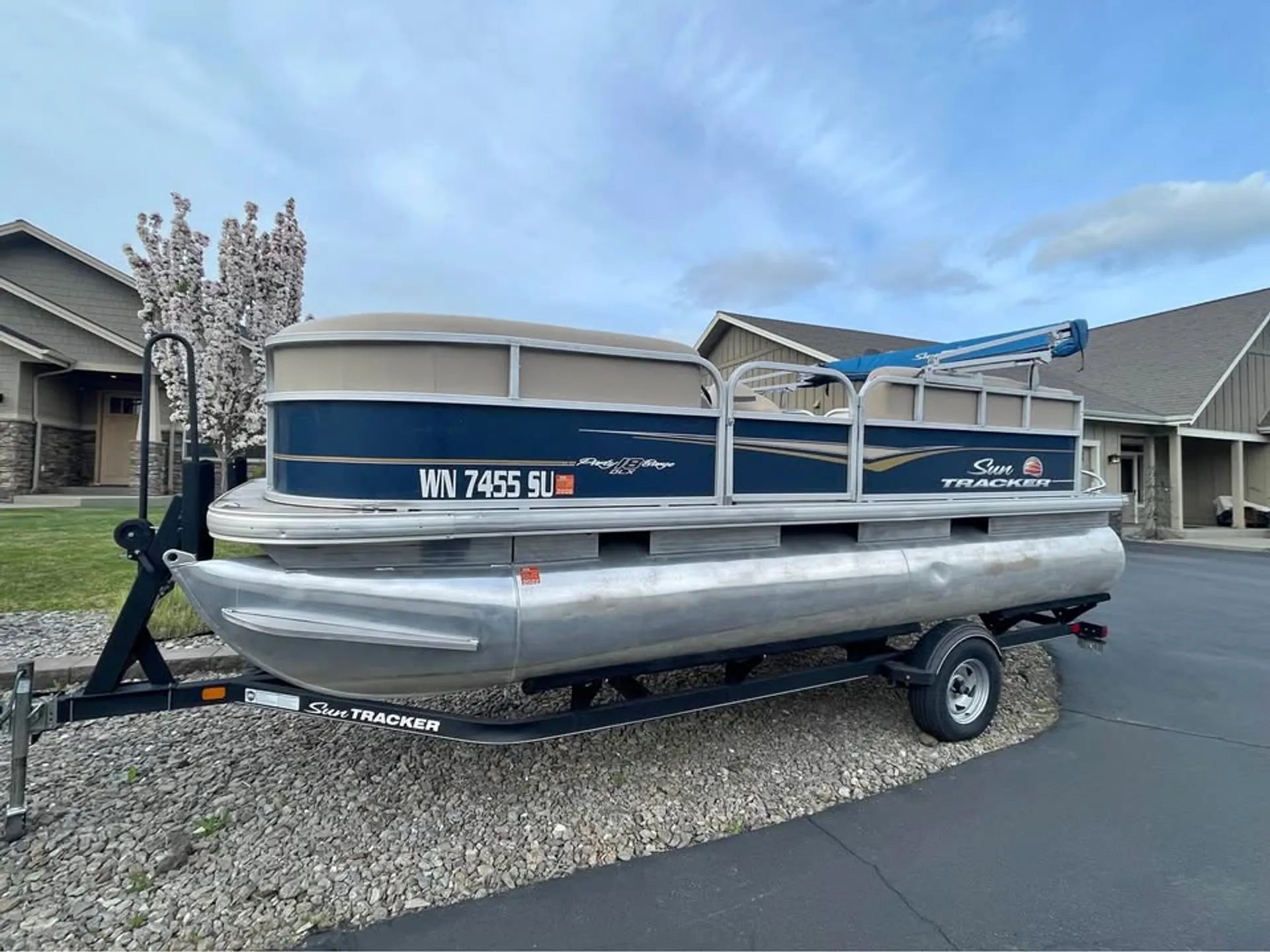 SUN TRACKER PARTY BARGE 18 DLX in Lynnwood, WA — photo 3