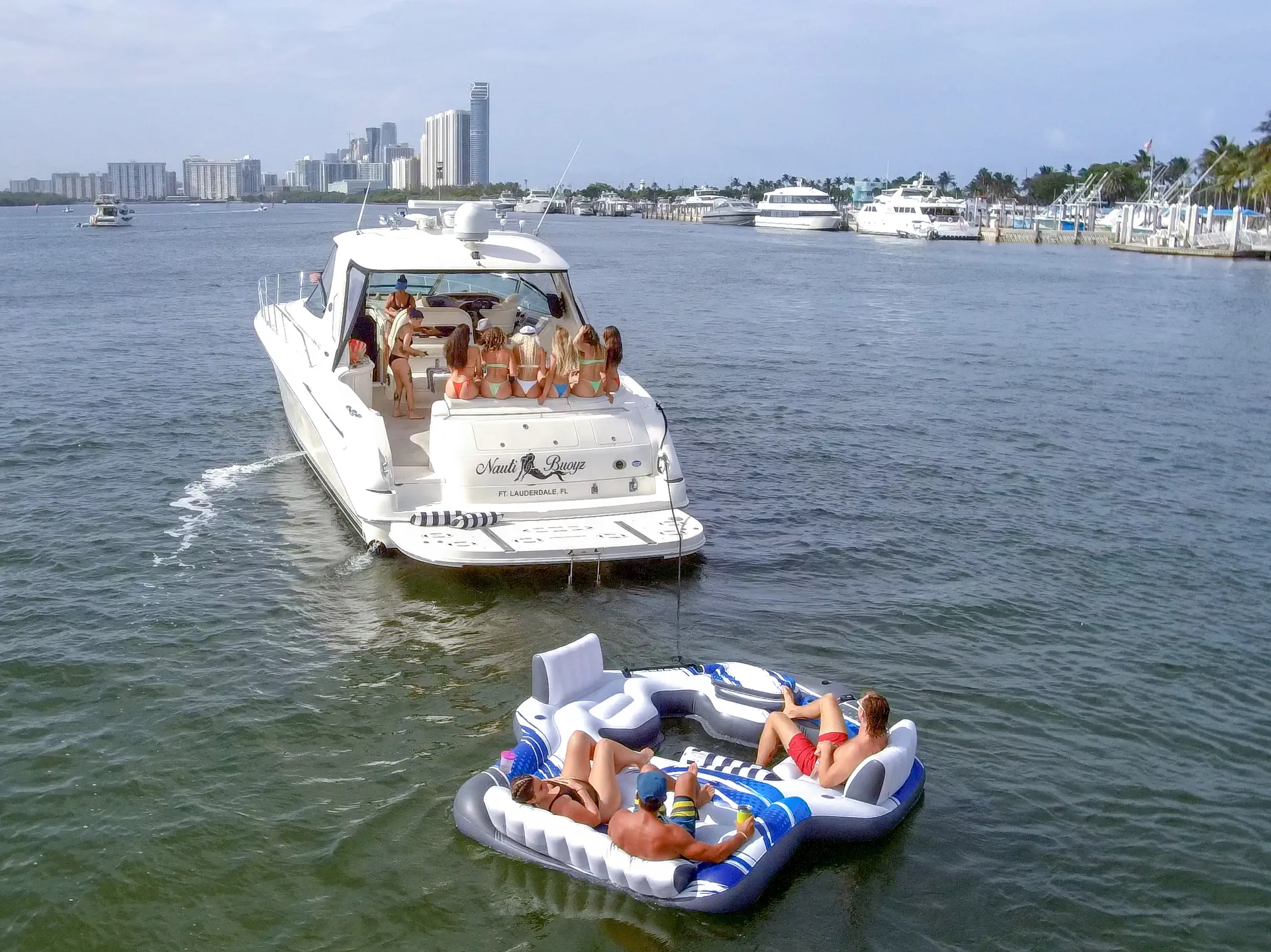Sea Ray Boats 550 Sundancer in Fort Lauderdale, FL — photo 9