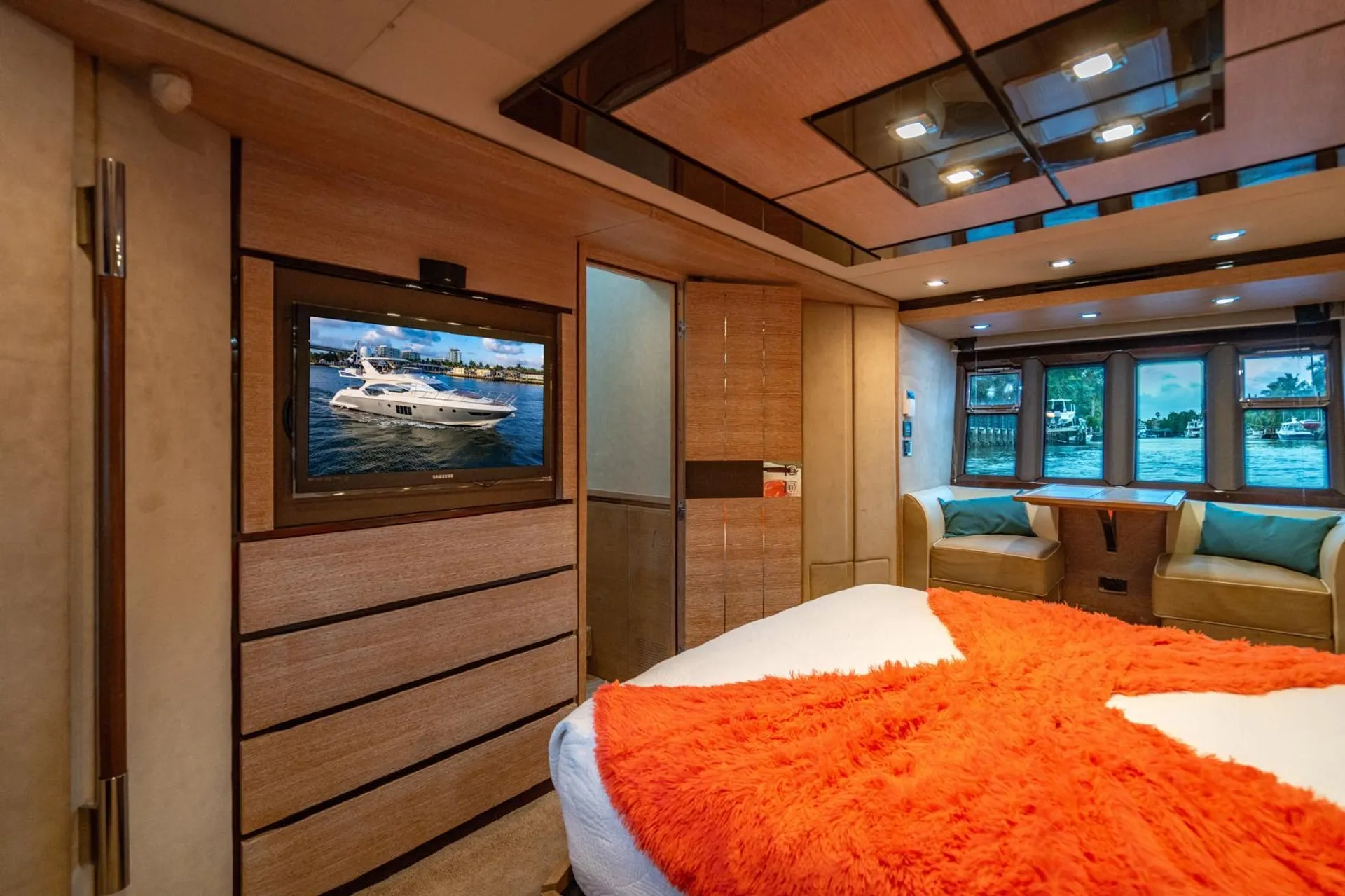 🔥 75FT Luxury Yacht – Includes 2 FREE Jet Skis! 🔥