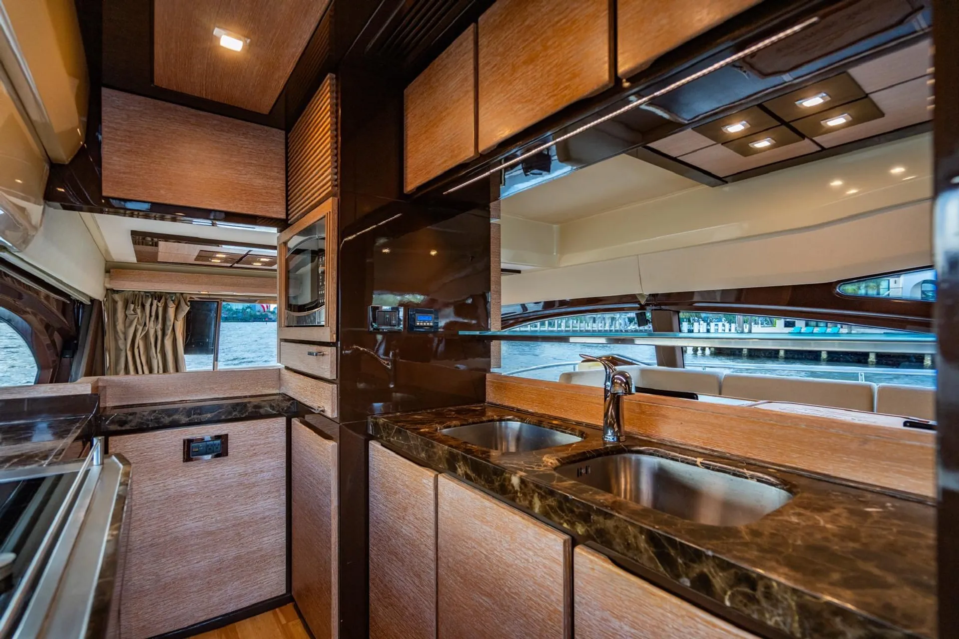 🔥 75FT Luxury Yacht – Includes 2 FREE Jet Skis! 🔥