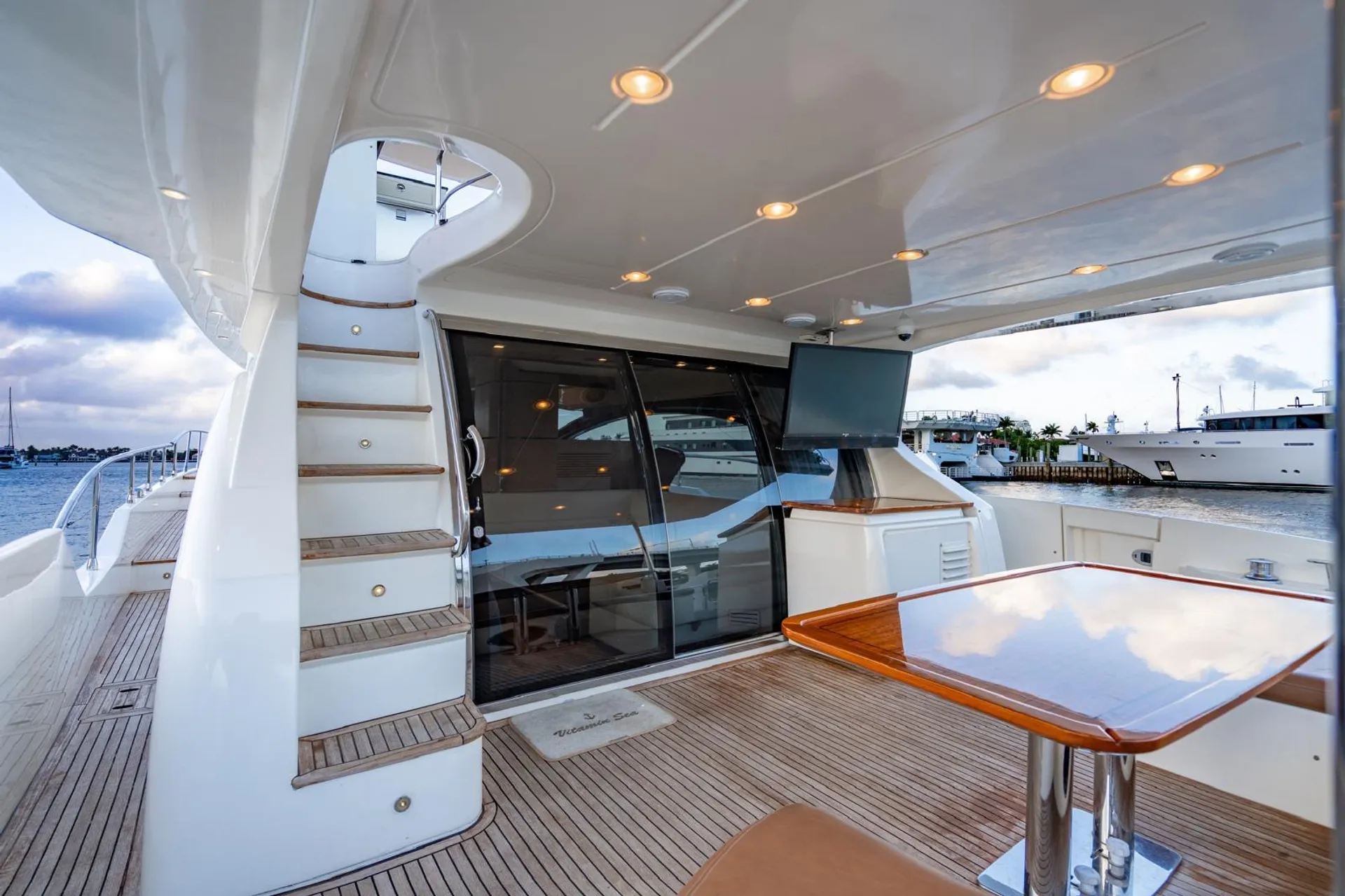 🔥 75FT Luxury Yacht – Includes 2 FREE Jet Skis! 🔥