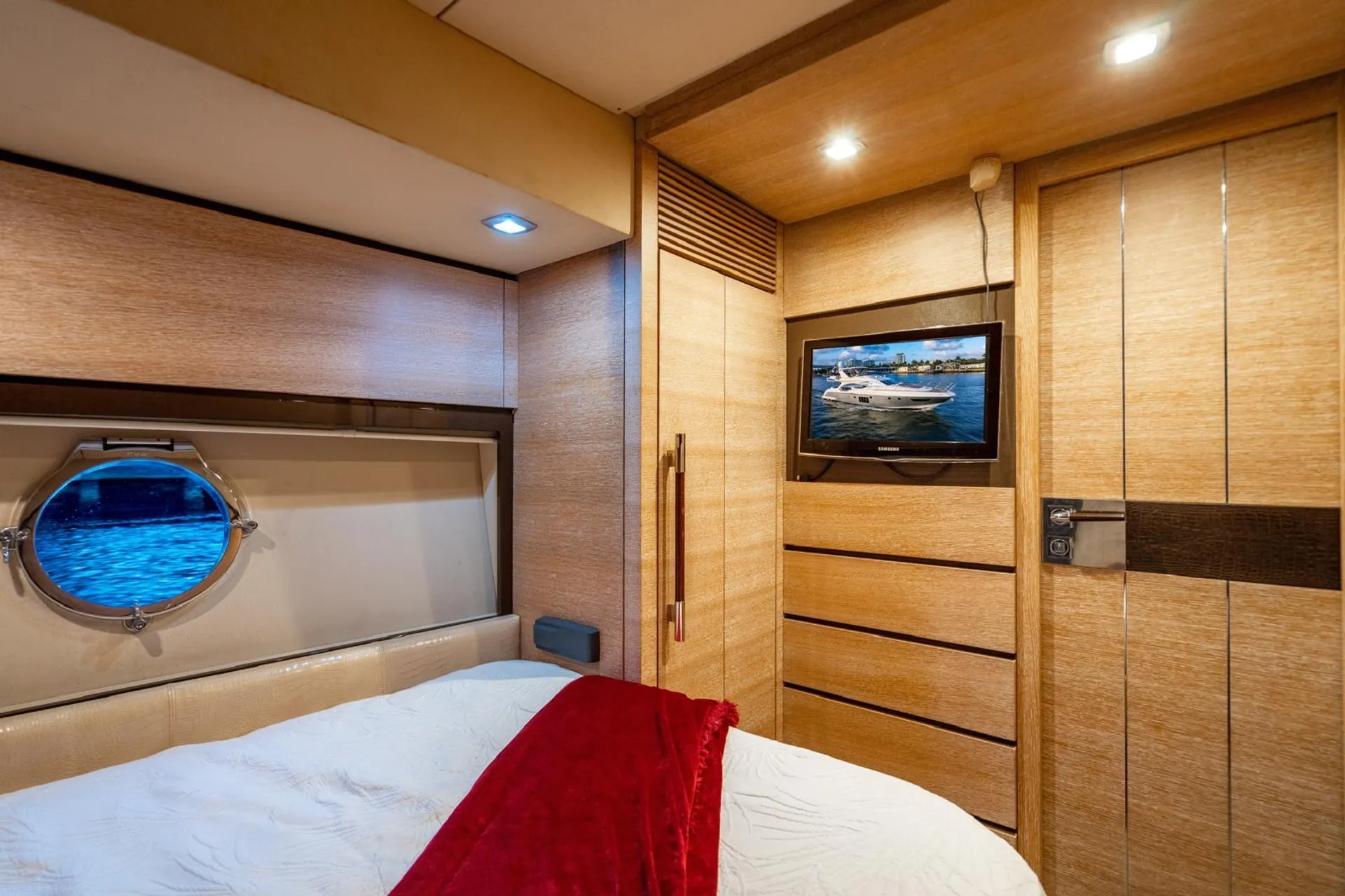 🔥 75FT Luxury Yacht – Includes 2 FREE Jet Skis! 🔥