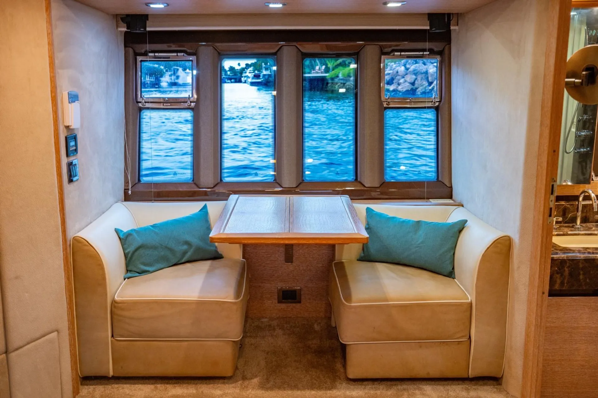 🔥 75FT Luxury Yacht – Includes 2 FREE Jet Skis! 🔥