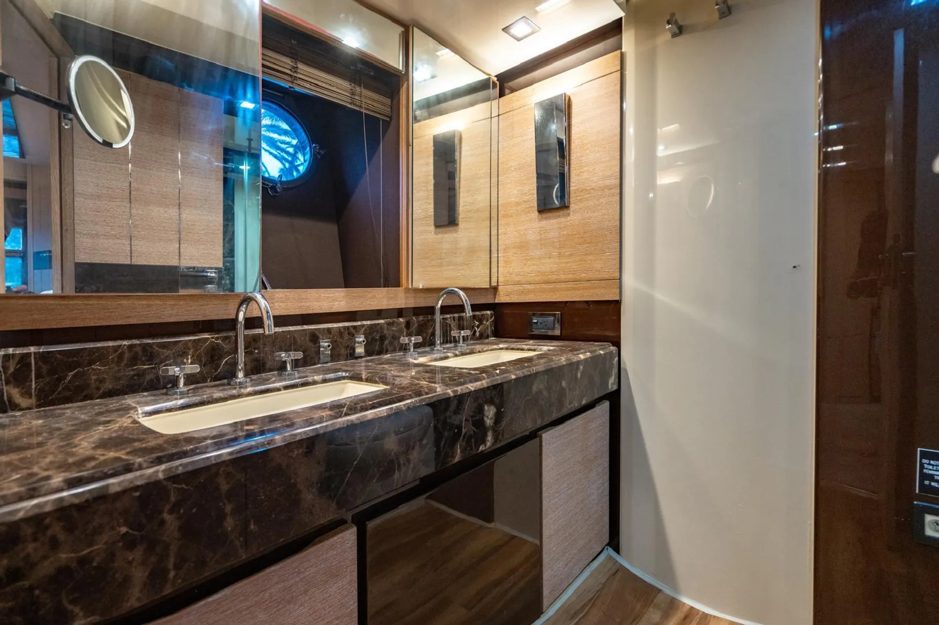 🔥 75FT Luxury Yacht – Includes 2 FREE Jet Skis! 🔥