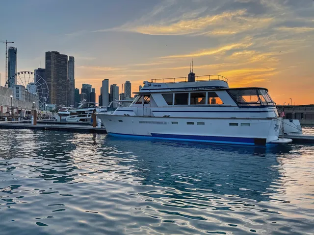 Rent a CHRIS CRAFT motor yacht in Chicago, IL near me
