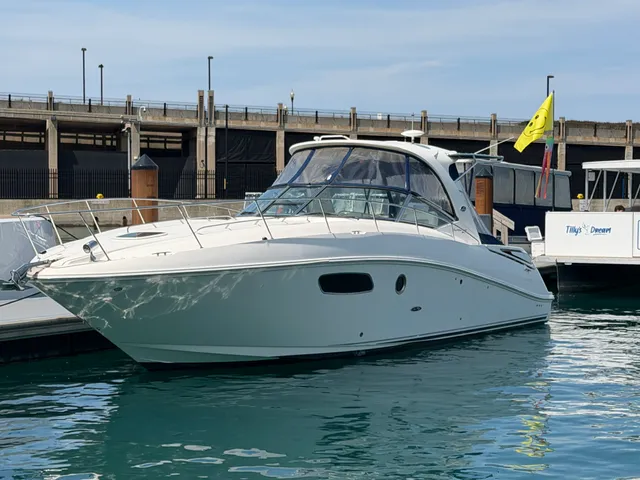 Rent a Sea Ray Boats motor yacht in Chicago, IL near me