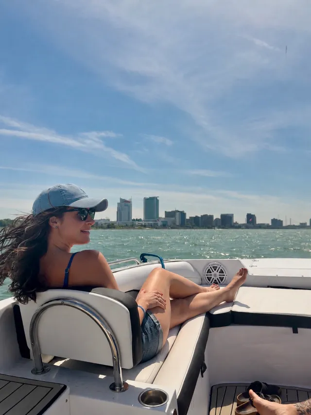 Rent a STINGRAY BOATS deck boat in Detroit, MI near me