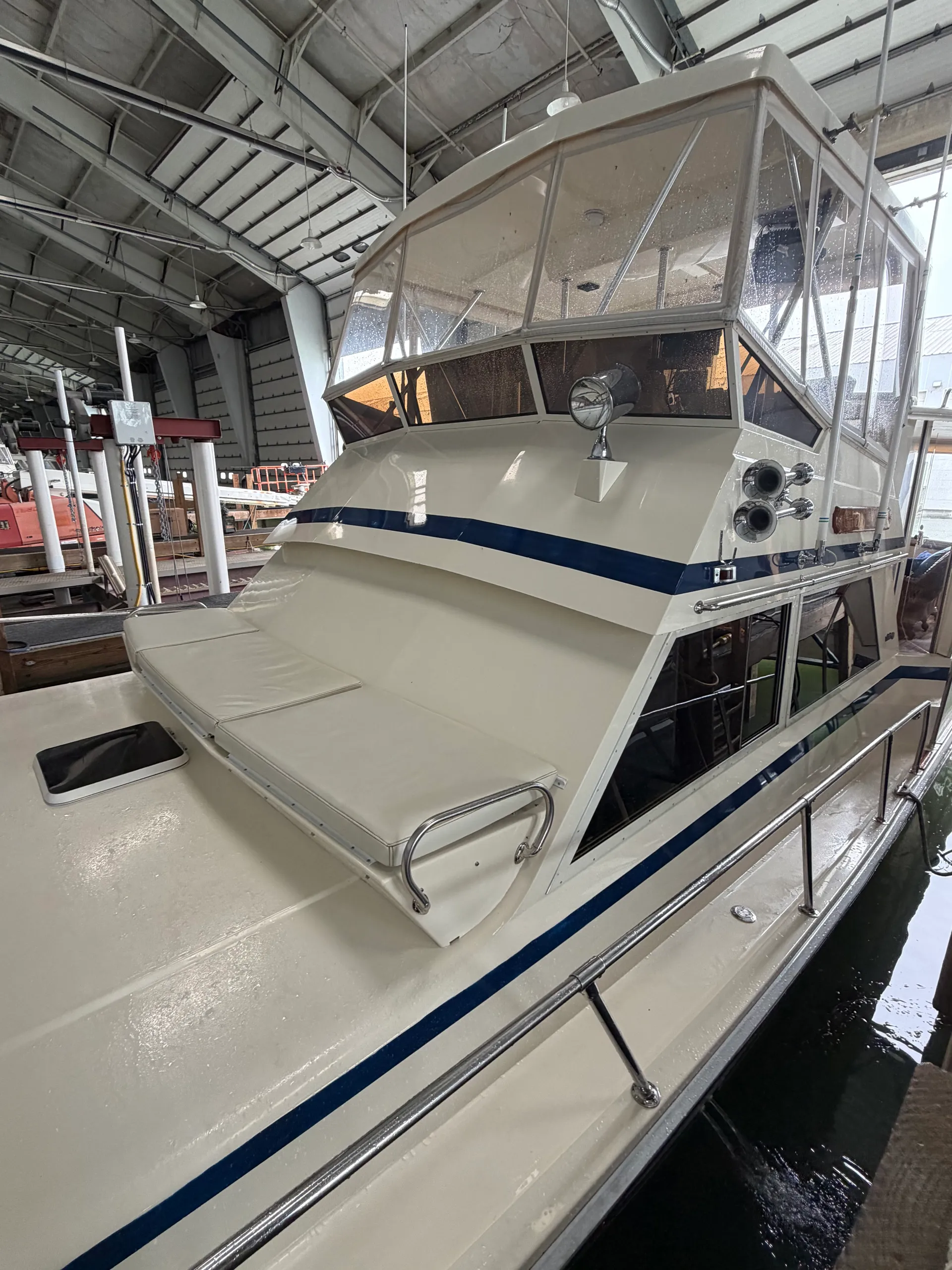 VIKING YACHT 44 MOTOR YACHT in Harrison Township, MI — photo 9